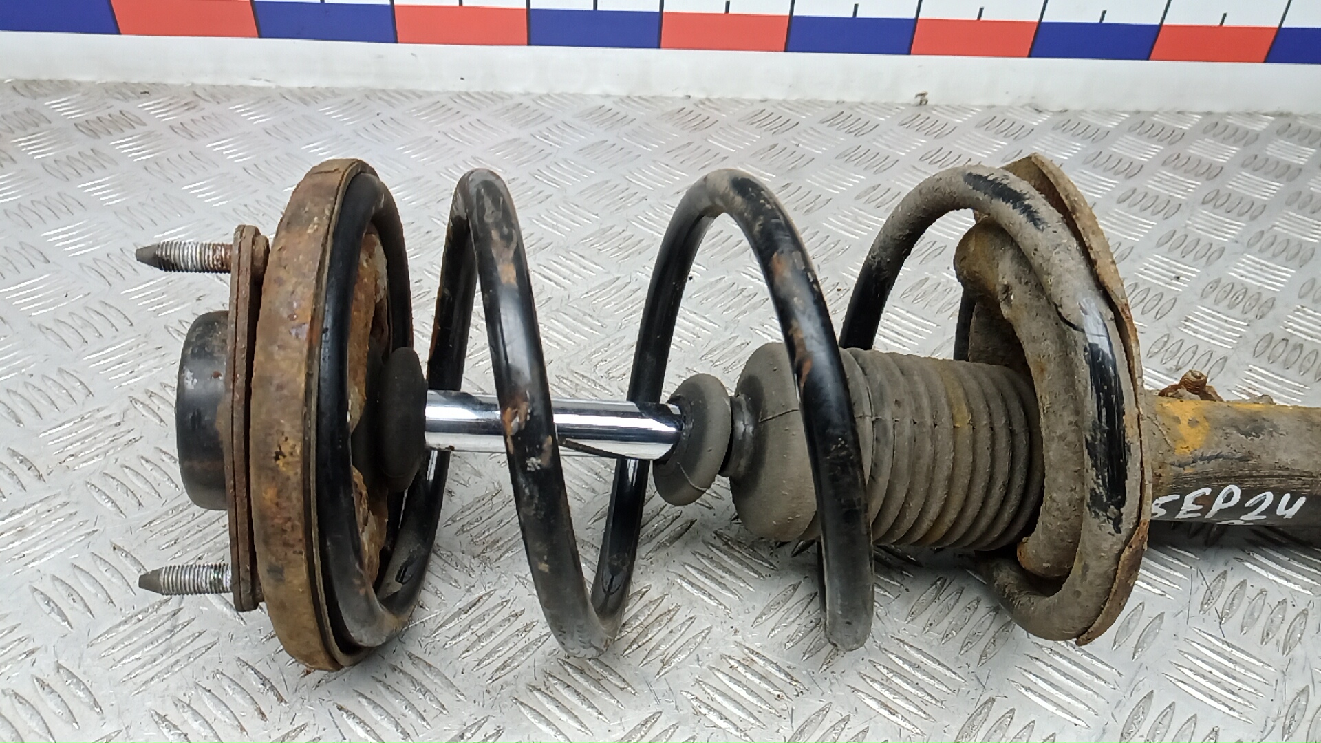 Амортизатор передний левый