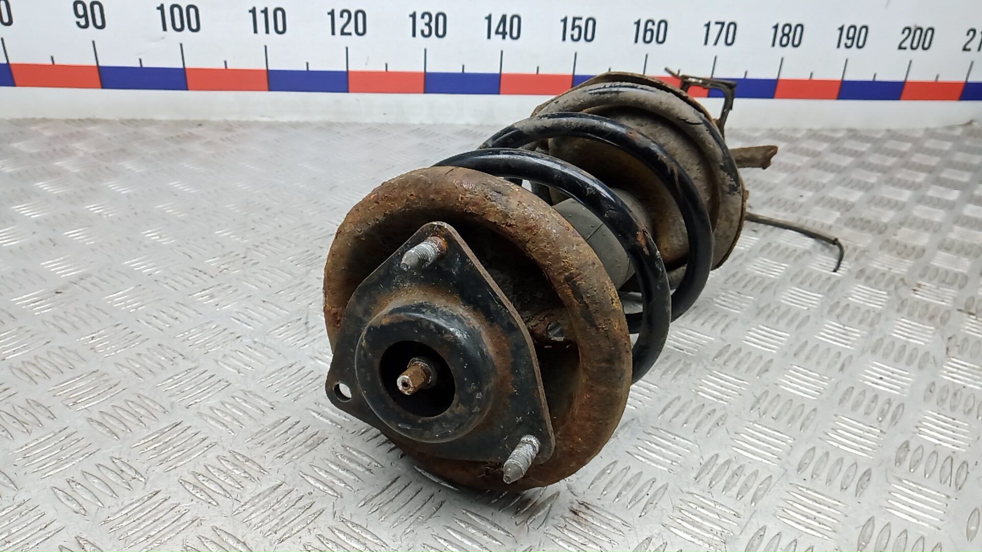 Амортизатор передний левый