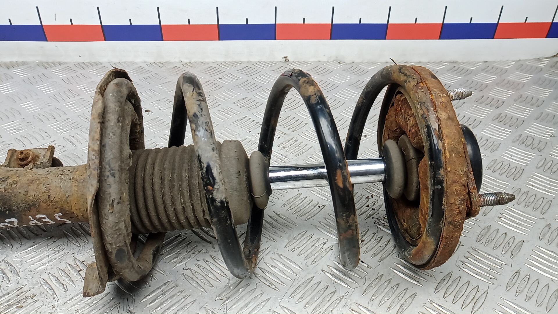 Амортизатор передний правый