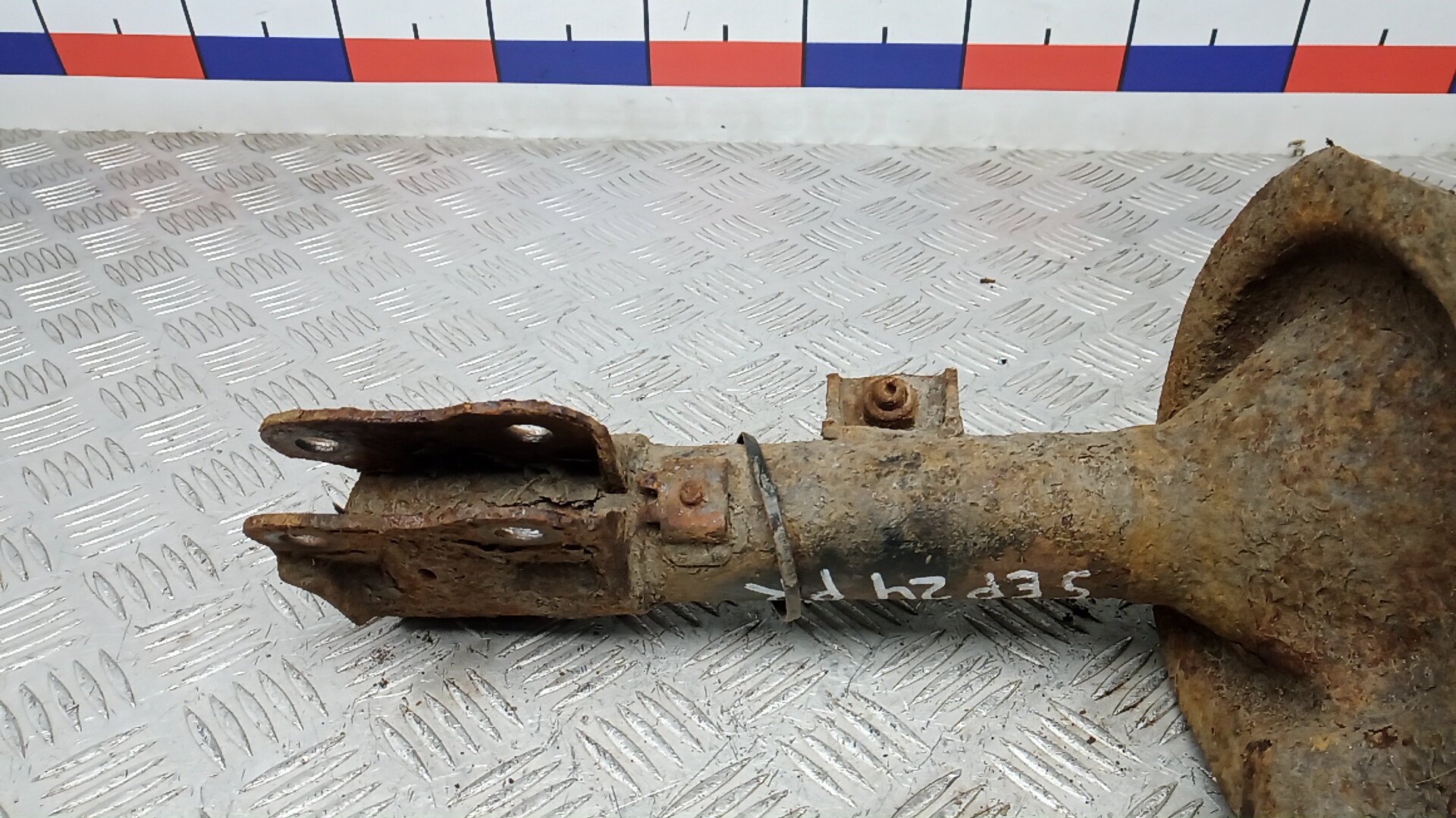 Амортизатор передний правый