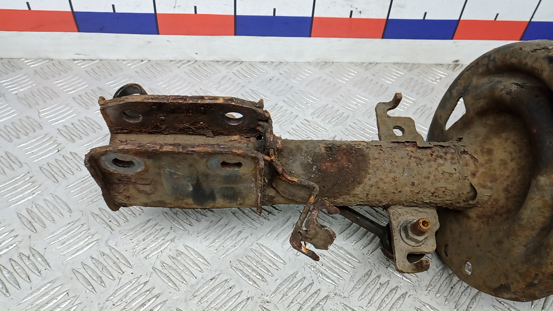 Амортизатор передний левый