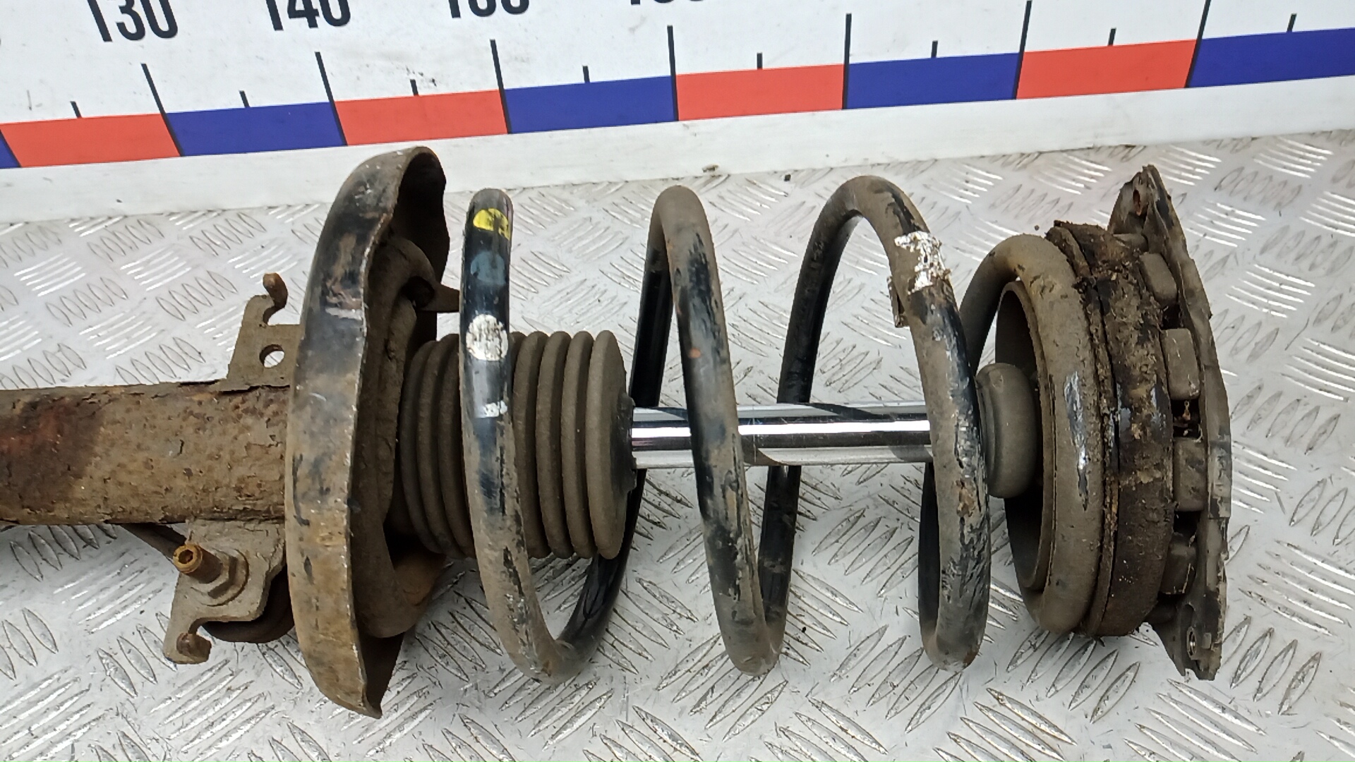 Амортизатор передний левый