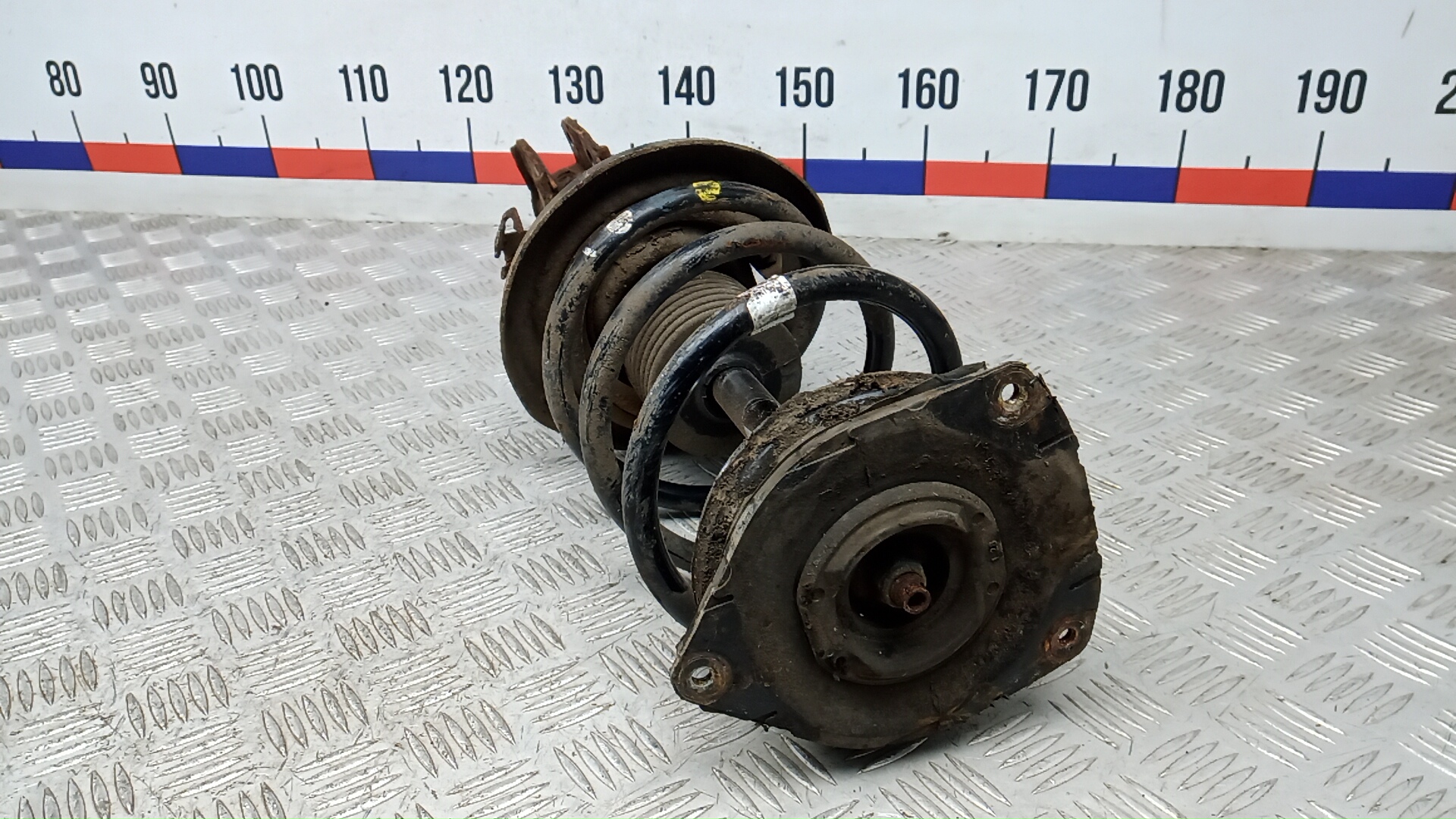 Амортизатор передний левый