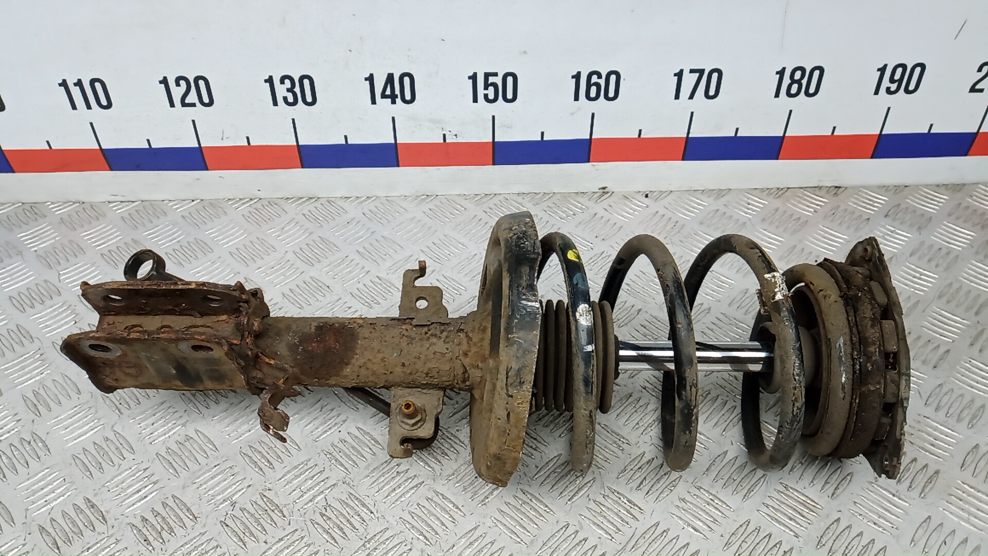 Амортизатор передний левый