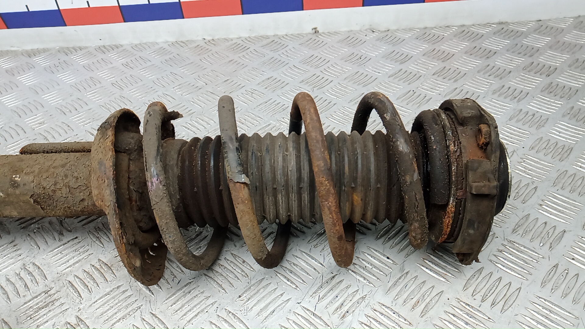 Амортизатор передний левый