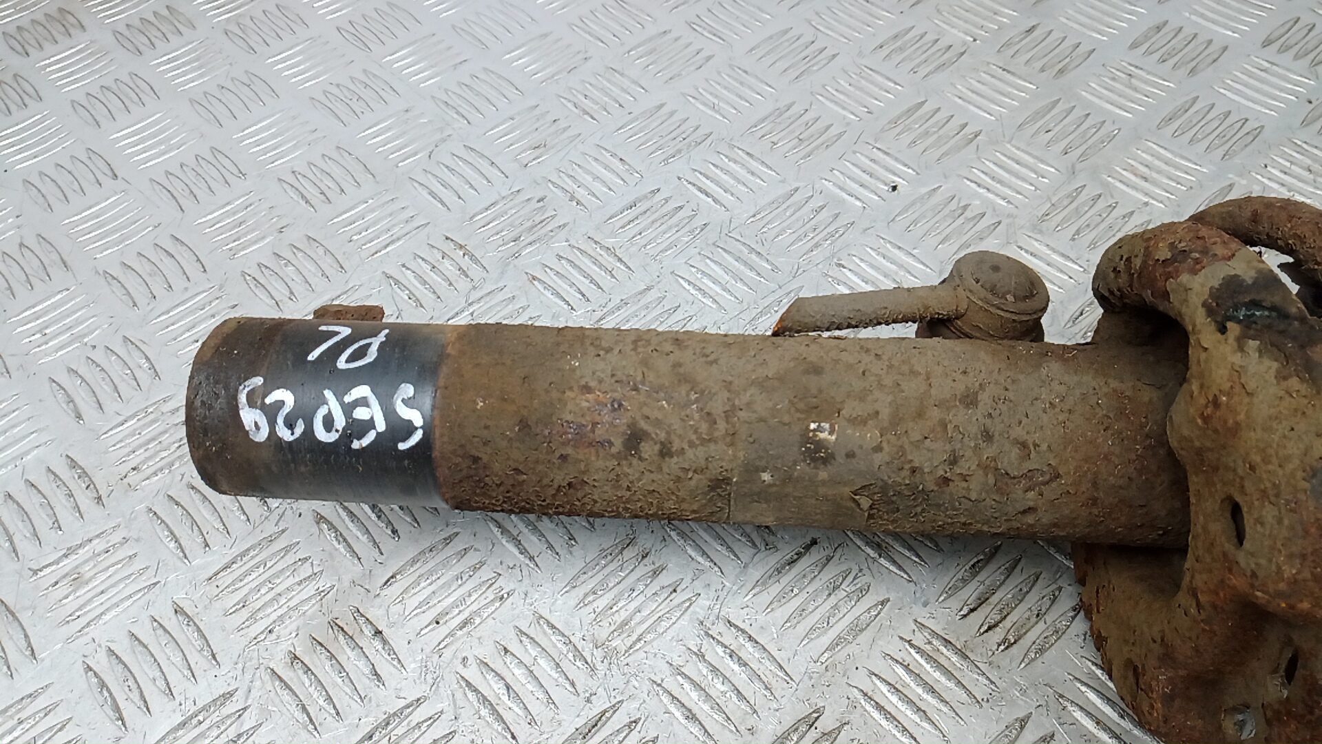 Амортизатор передний левый