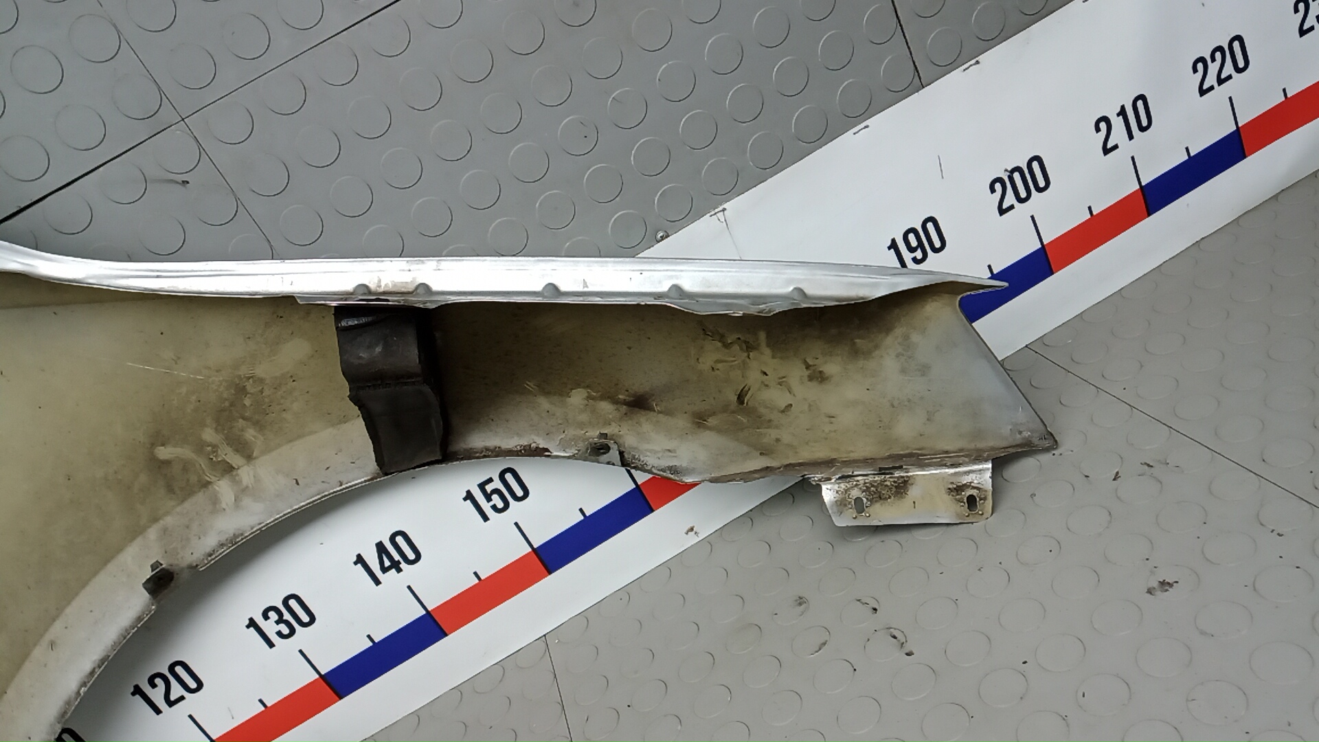 Крыло переднее левое