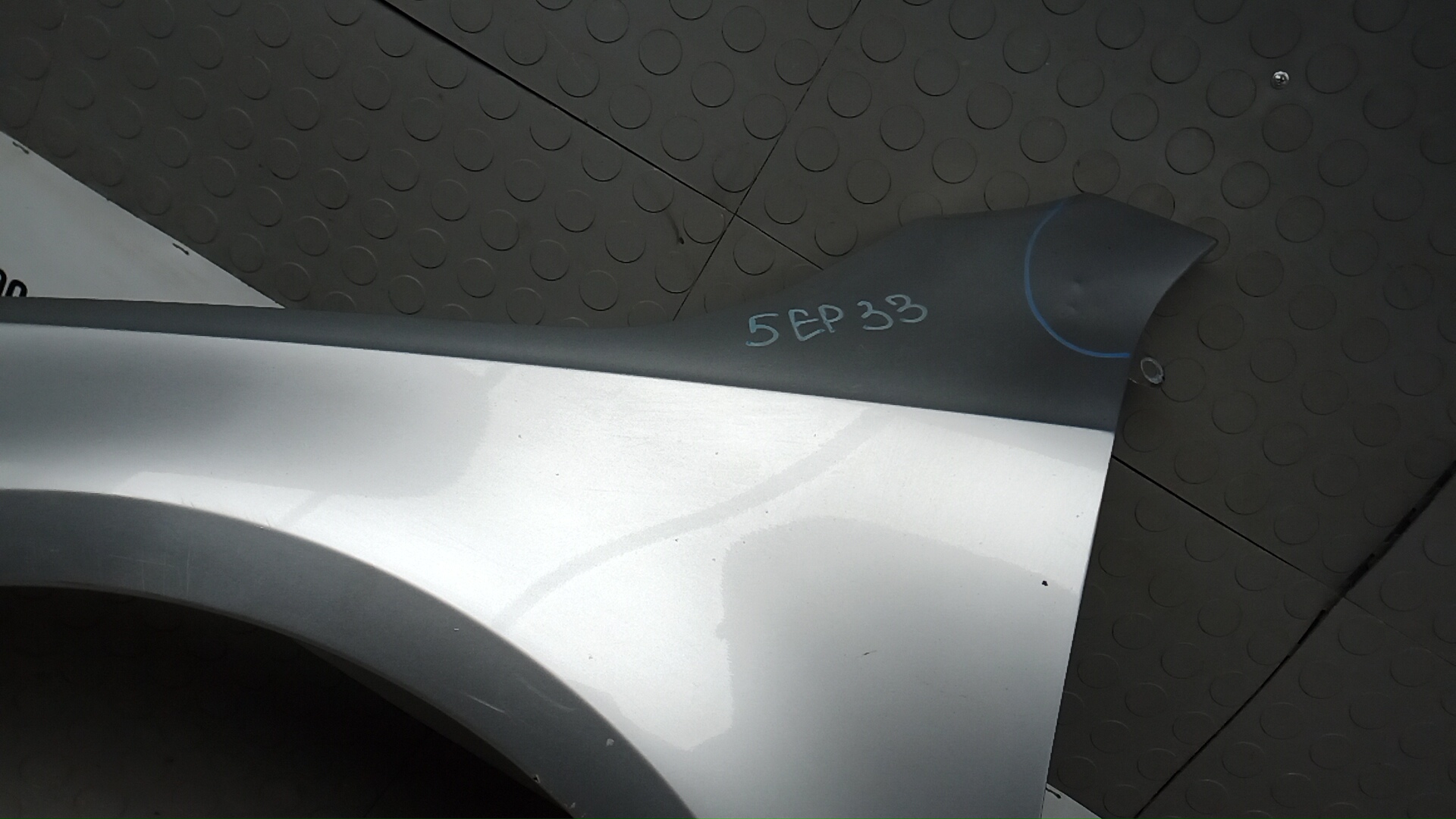 Крыло переднее левое