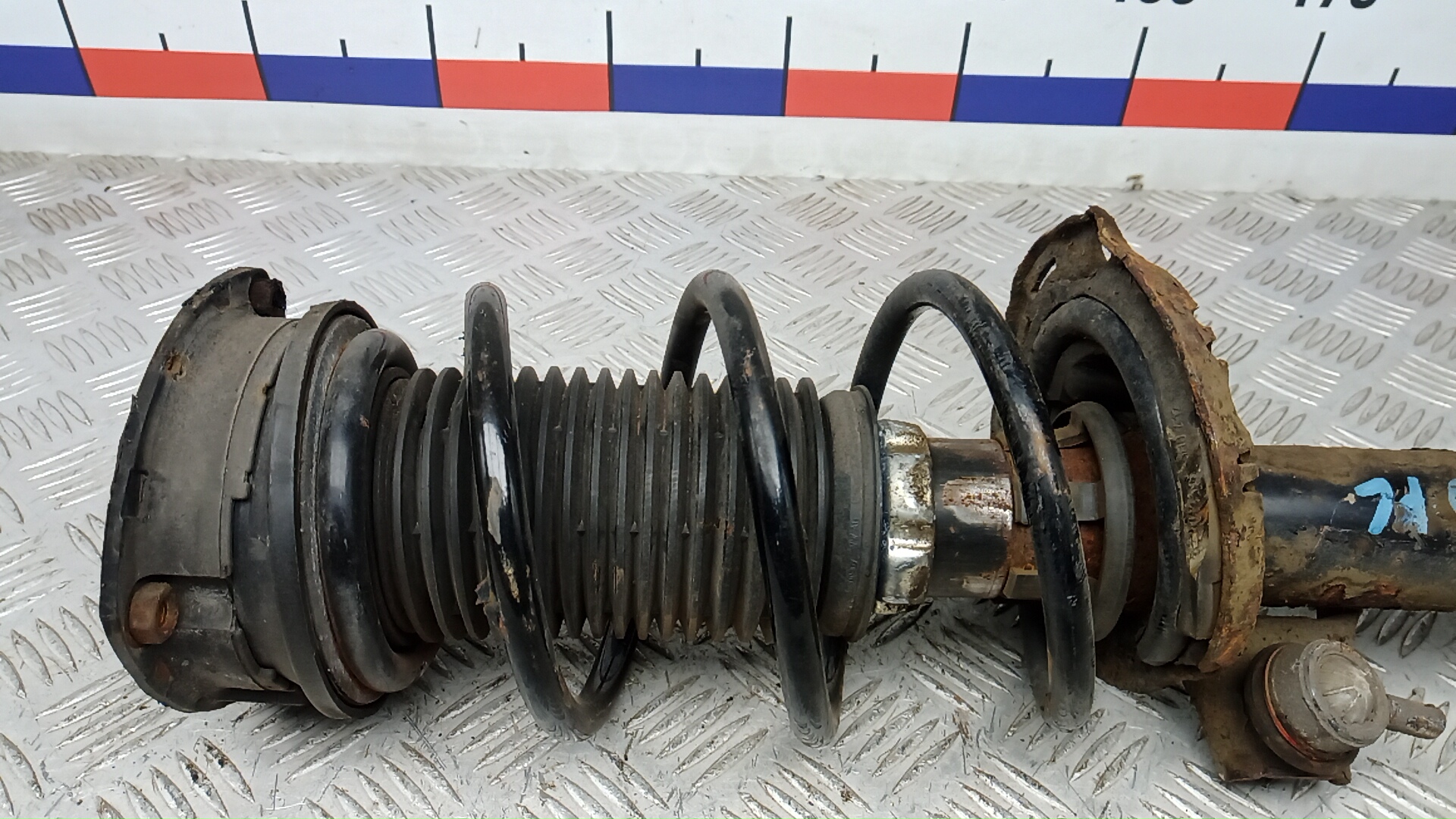 Амортизатор передний левый