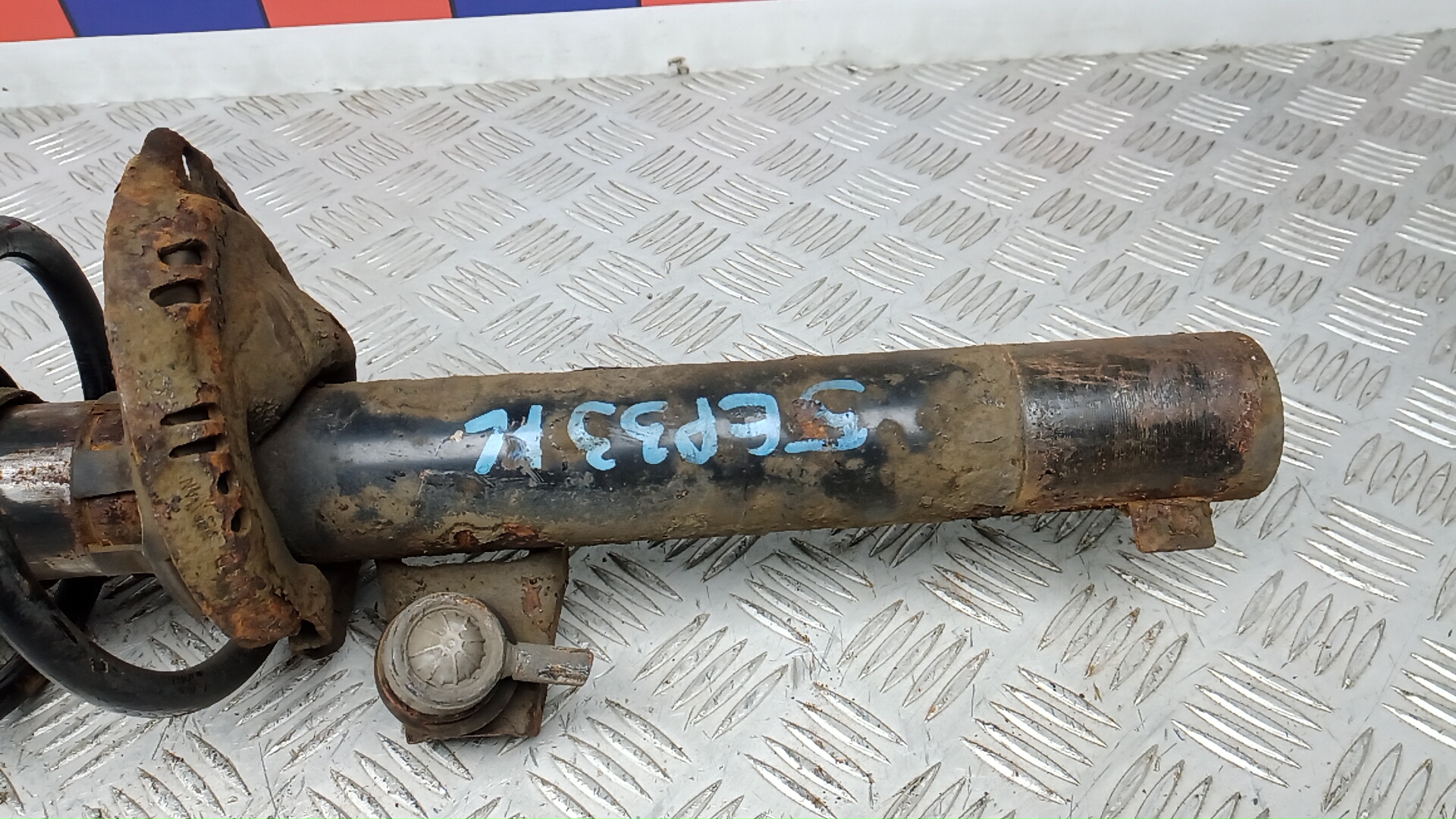 Амортизатор передний левый