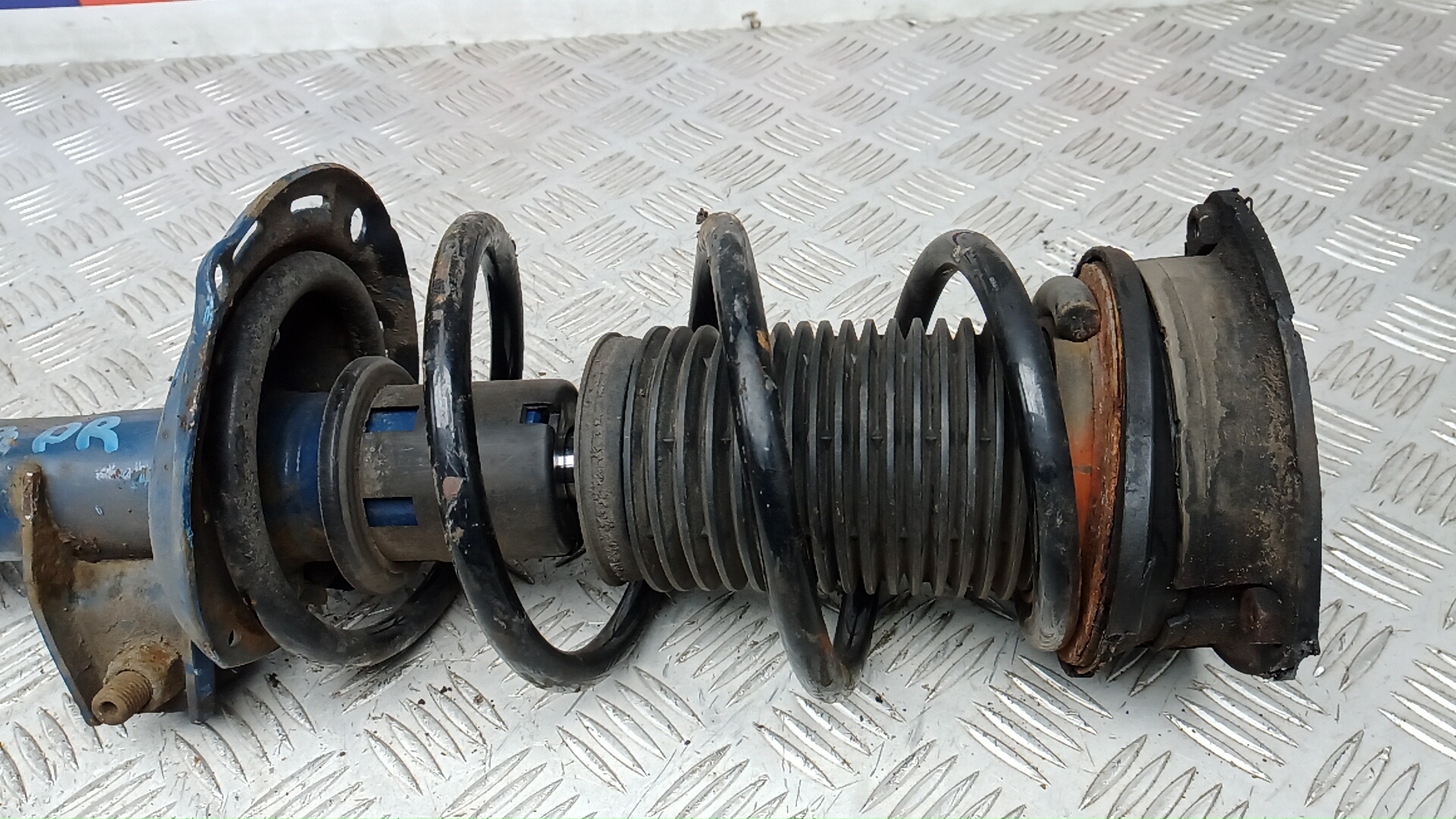 Амортизатор передний правый