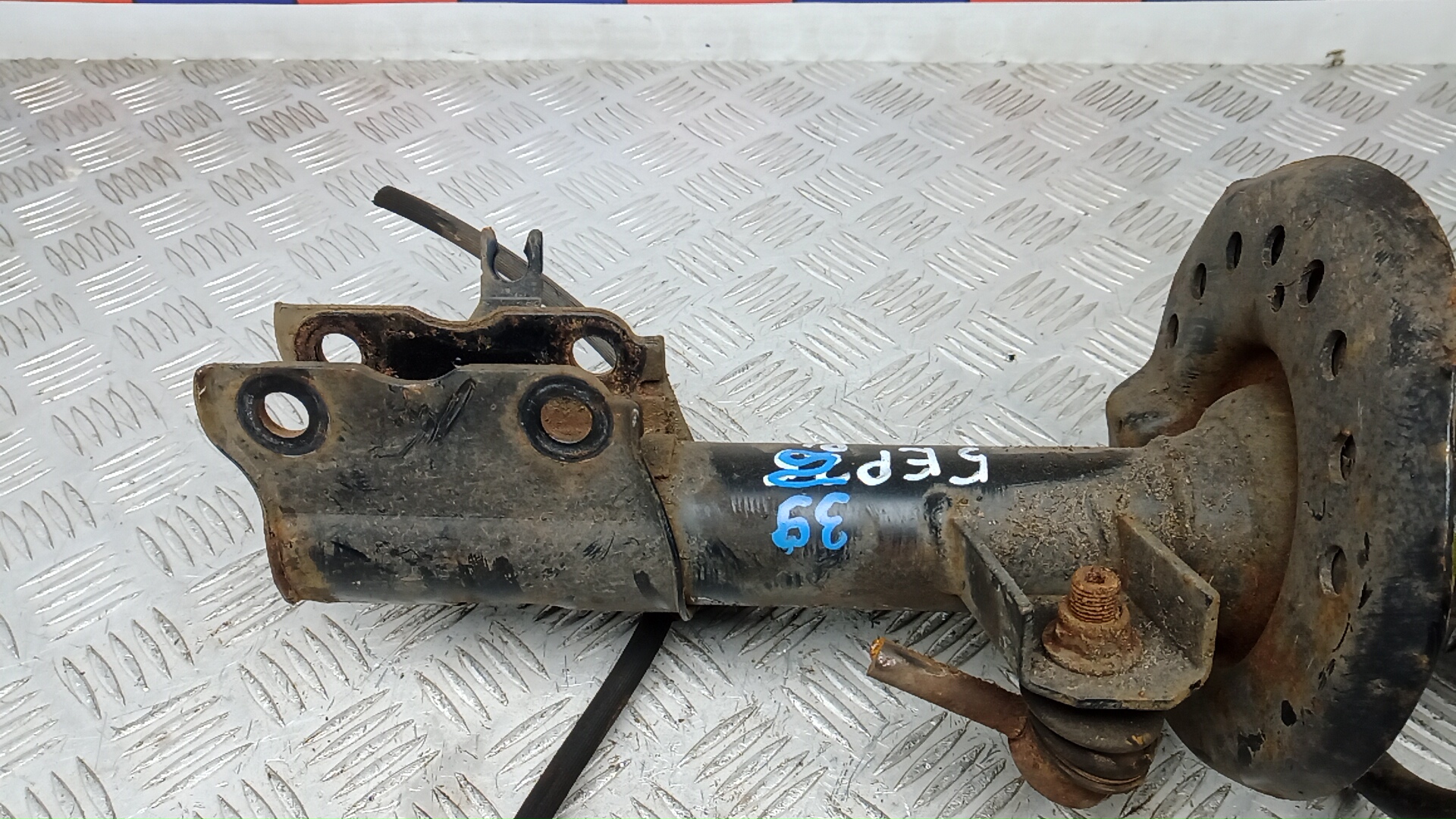 Амортизатор передний левый