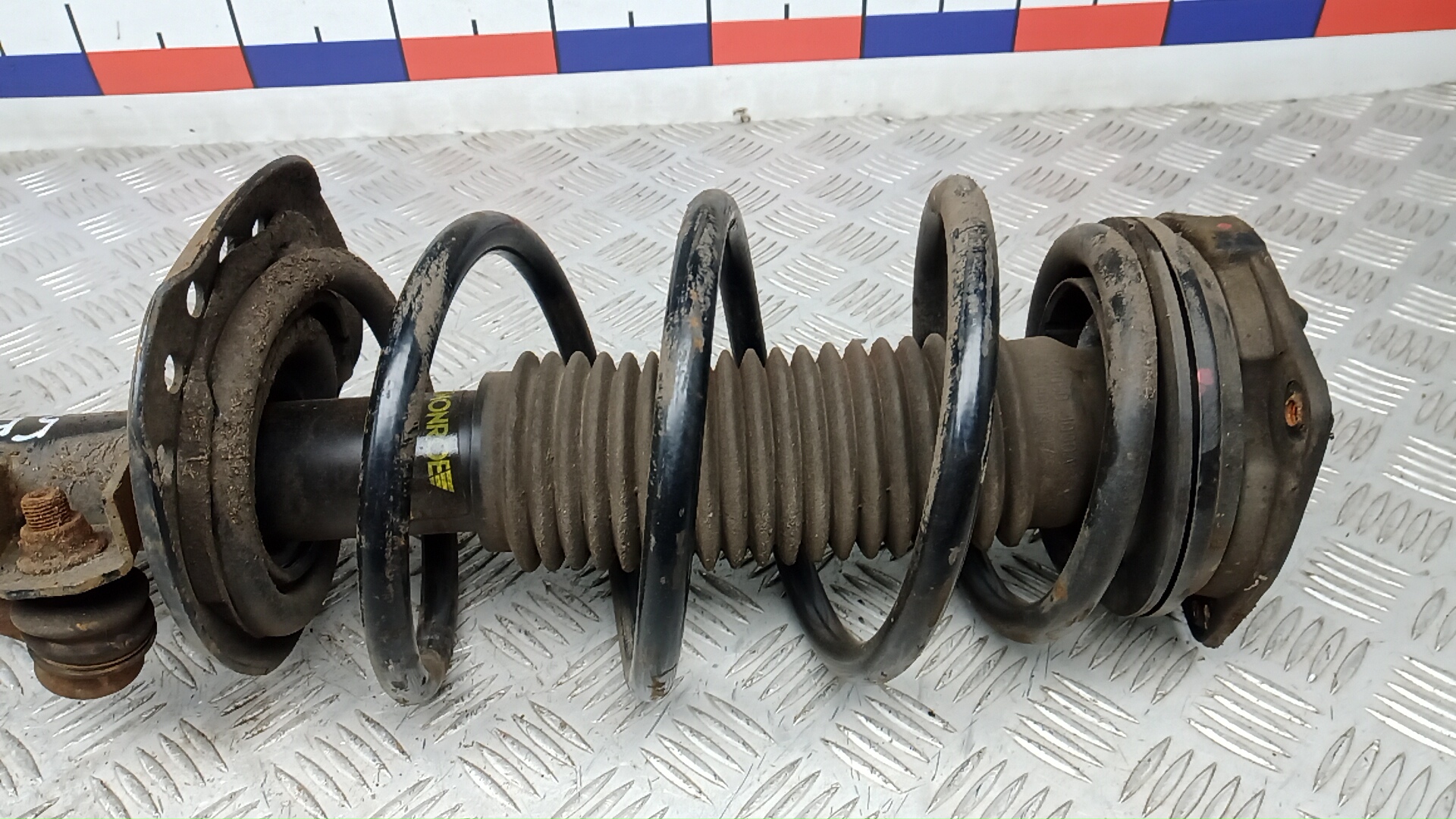 Амортизатор передний левый