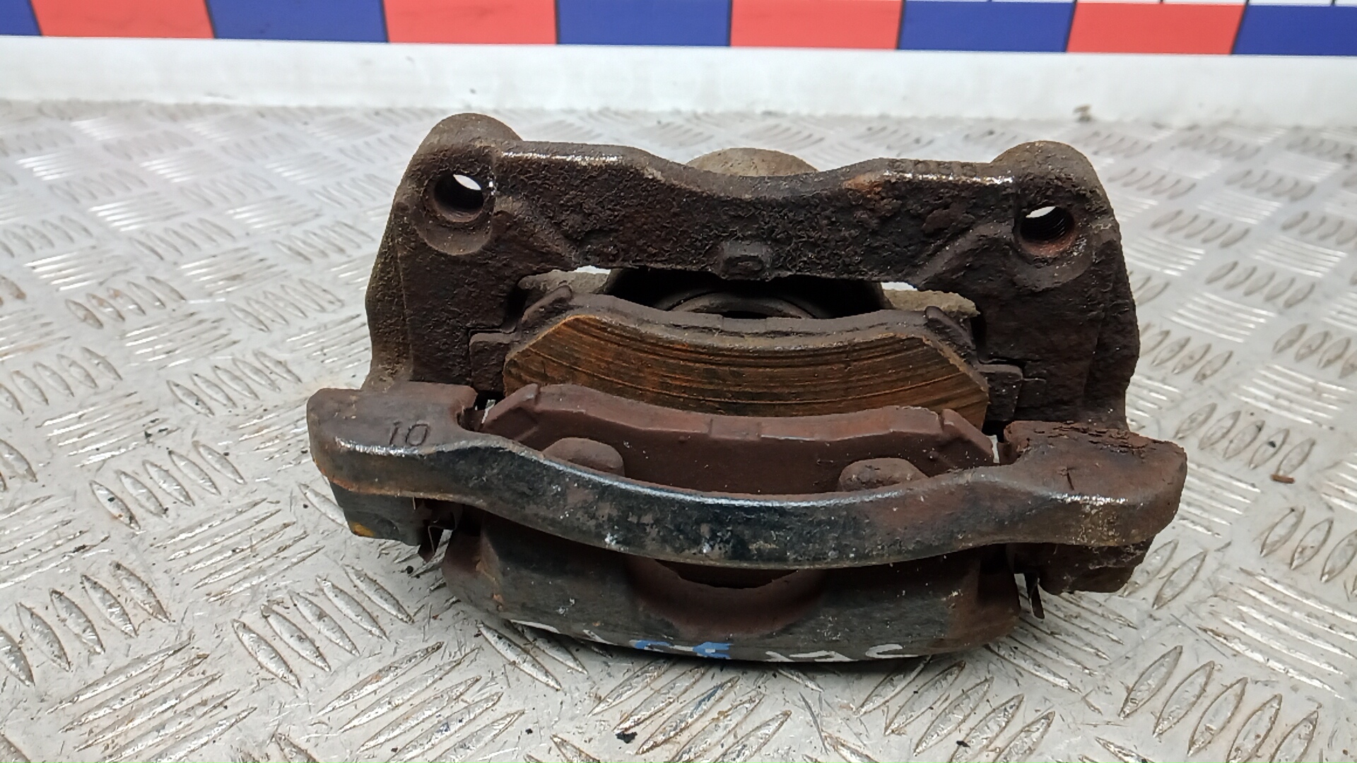 Суппорт передний левый