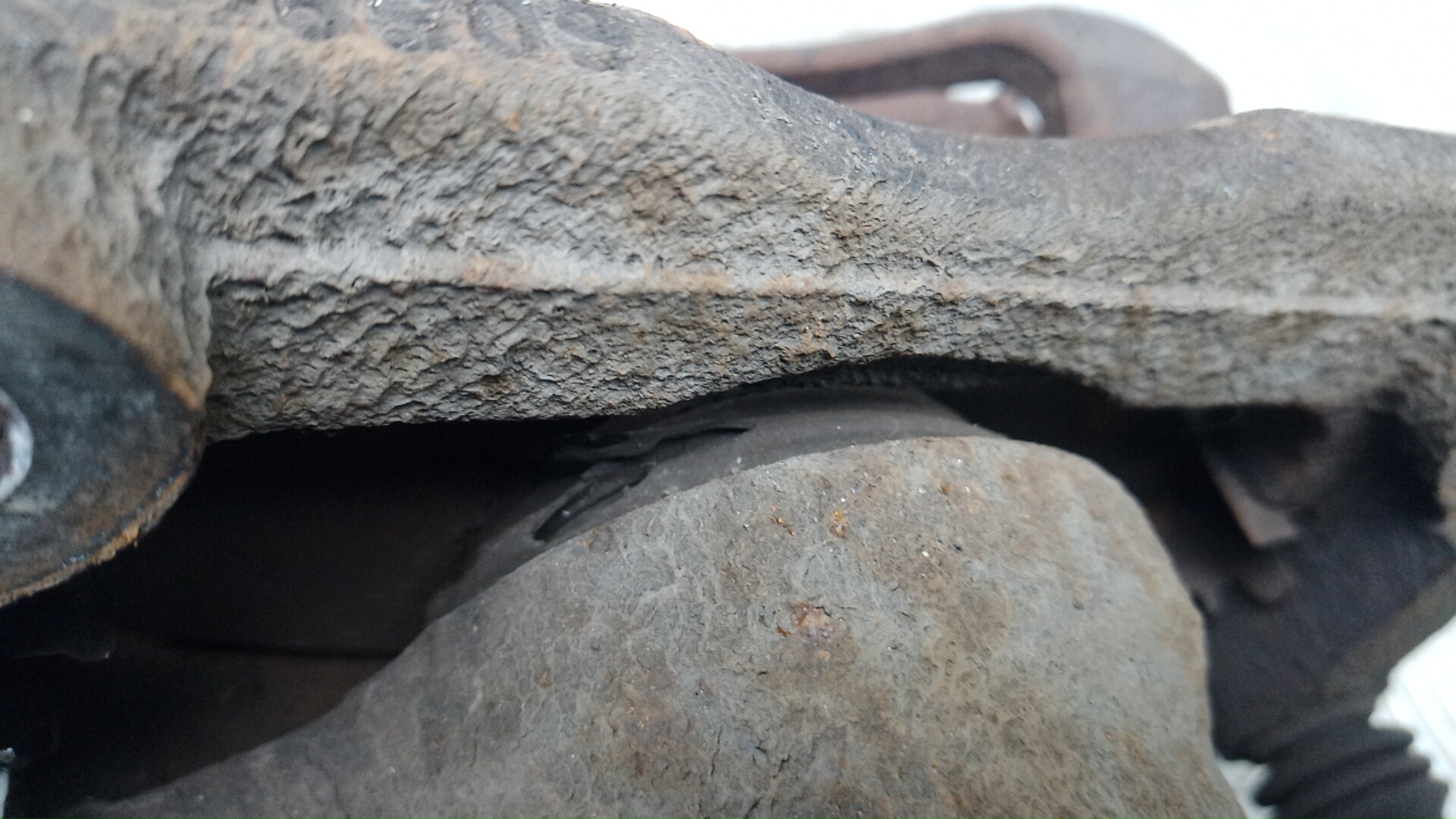 Суппорт передний левый