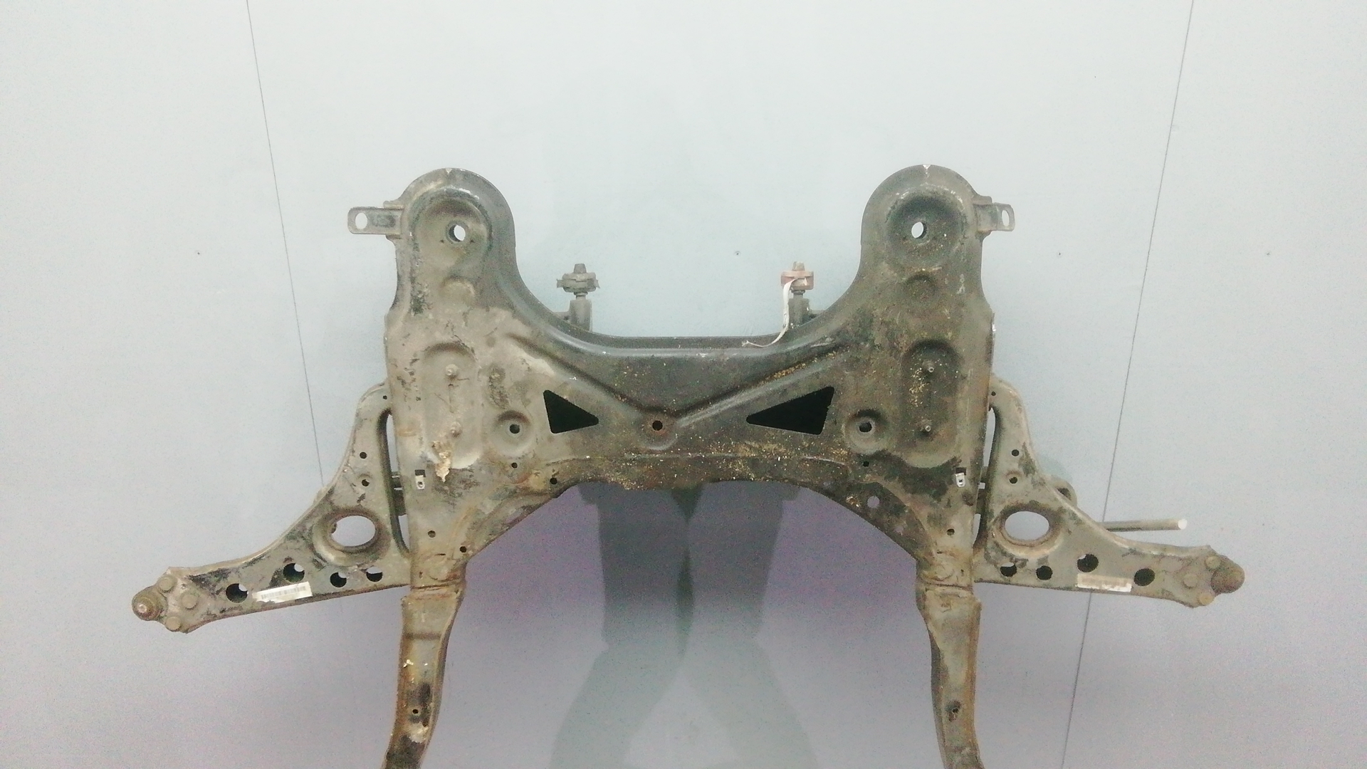 Балка передняя (крепление продольных тяг)