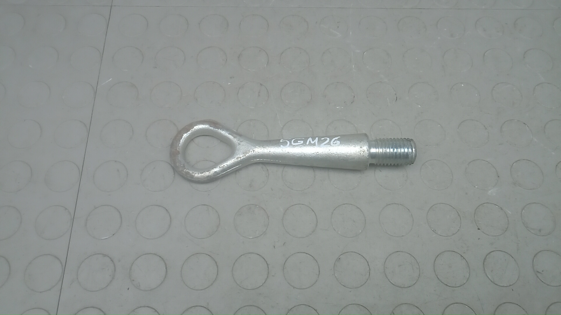 Крюк буксировочный