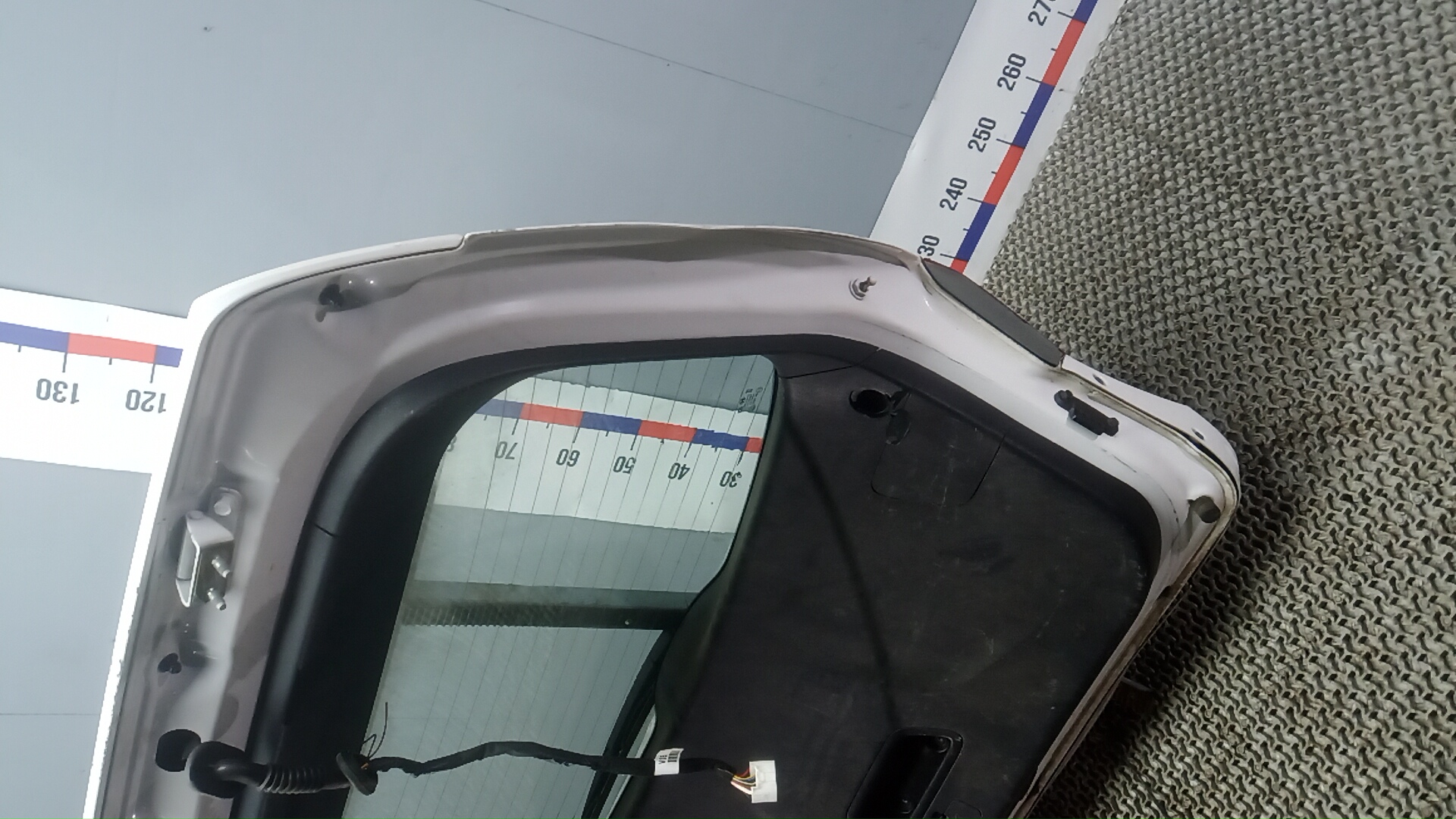 Дверь багажника