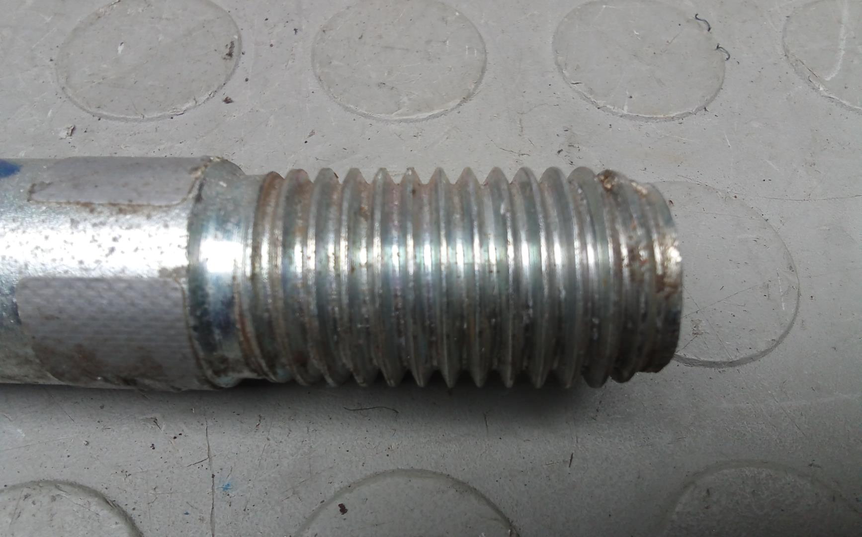 Крюк буксировочный