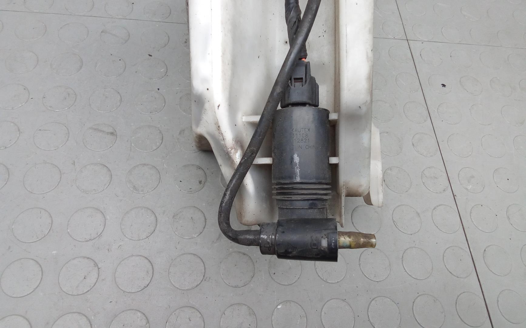 Бачок омывателя лобового стекла