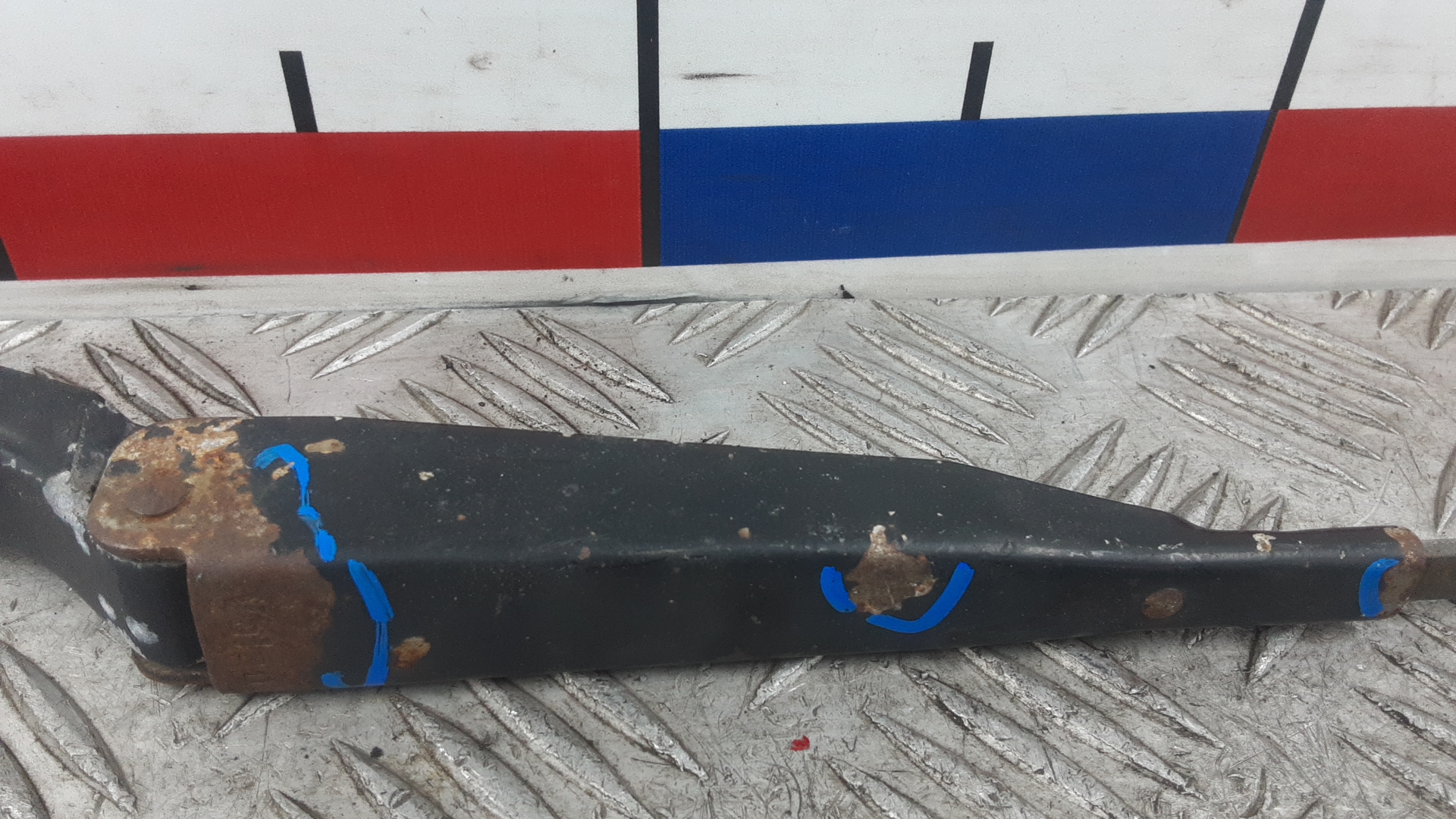 Поводок стеклоочистителя переднего