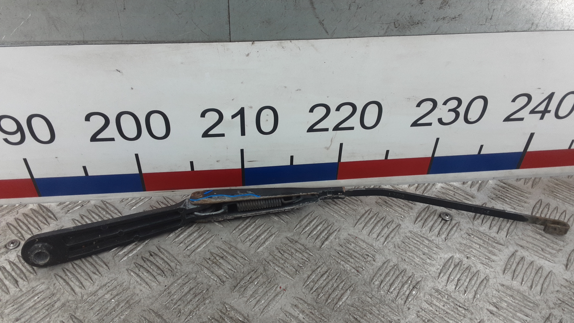 Поводок стеклоочистителя переднего