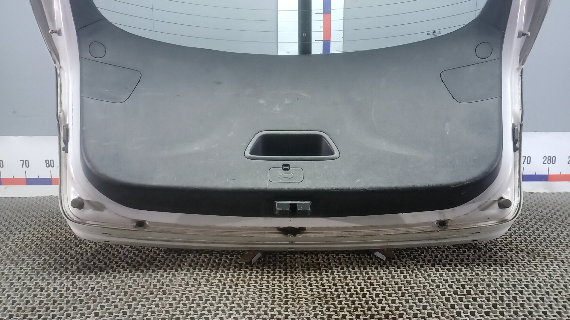 Дверь багажника