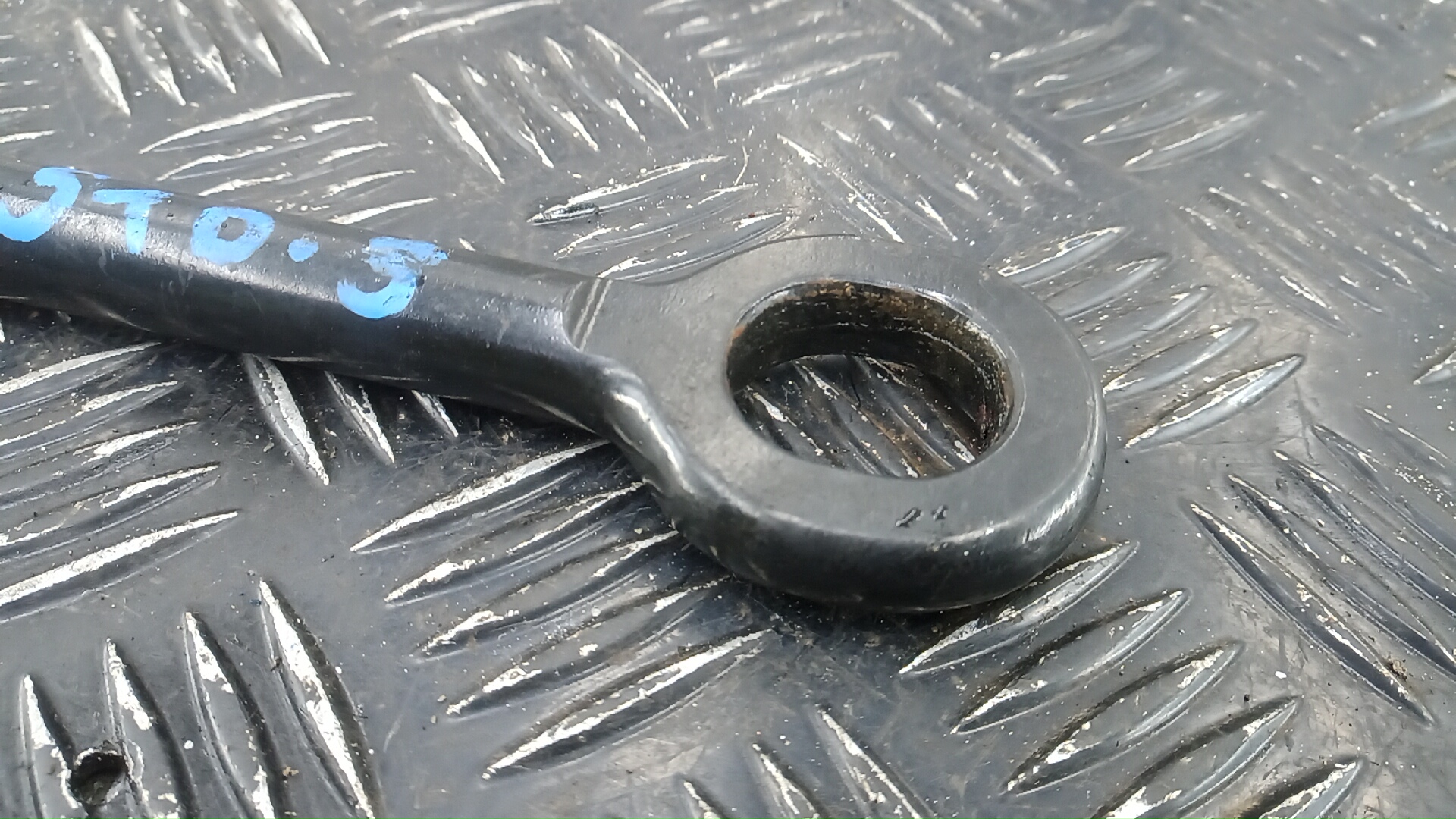 Крюк буксировочный