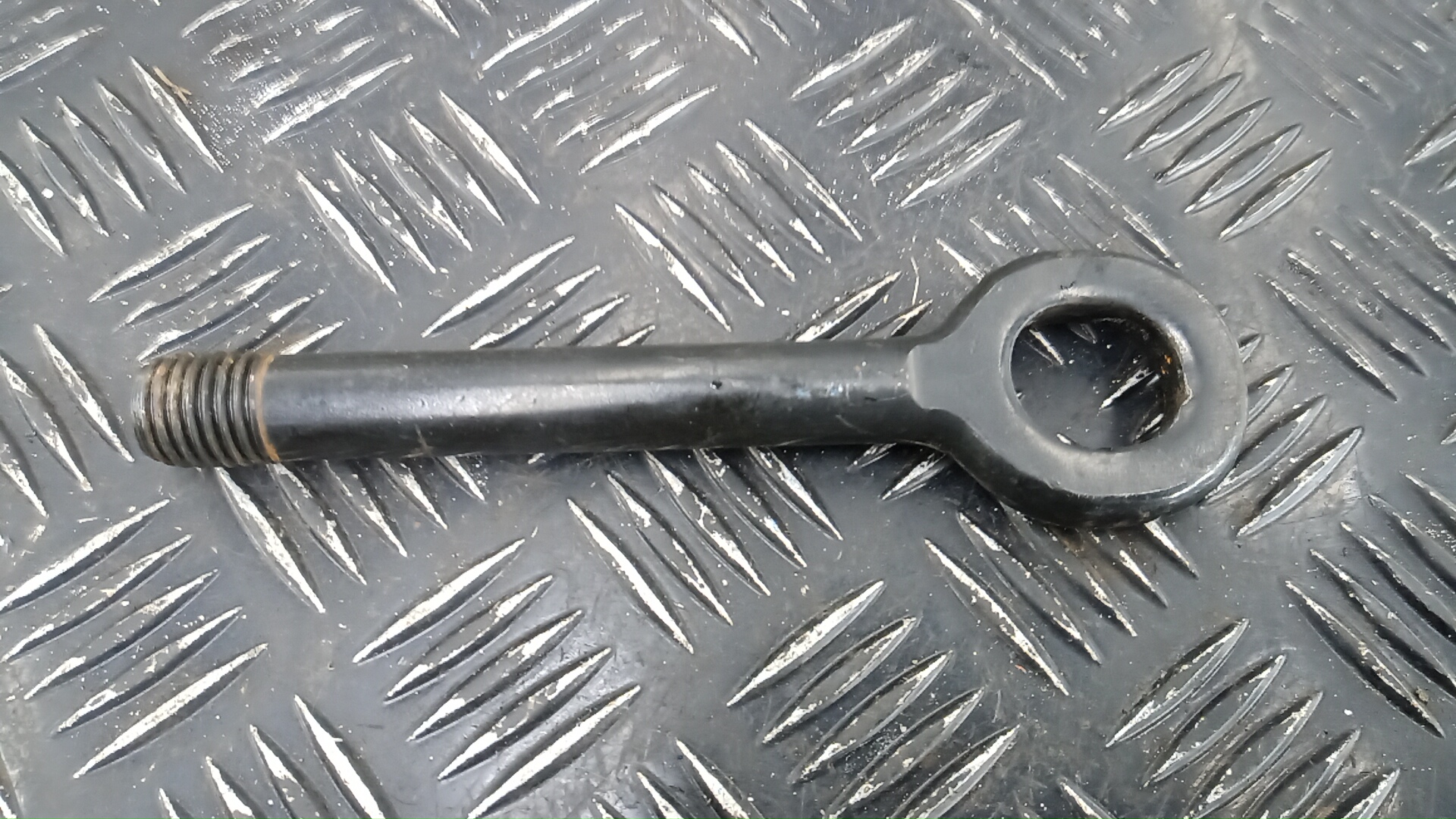 Крюк буксировочный