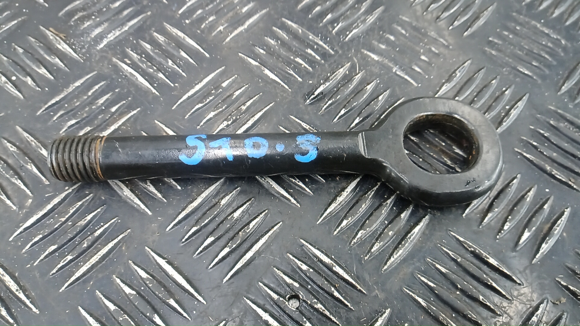 Крюк буксировочный