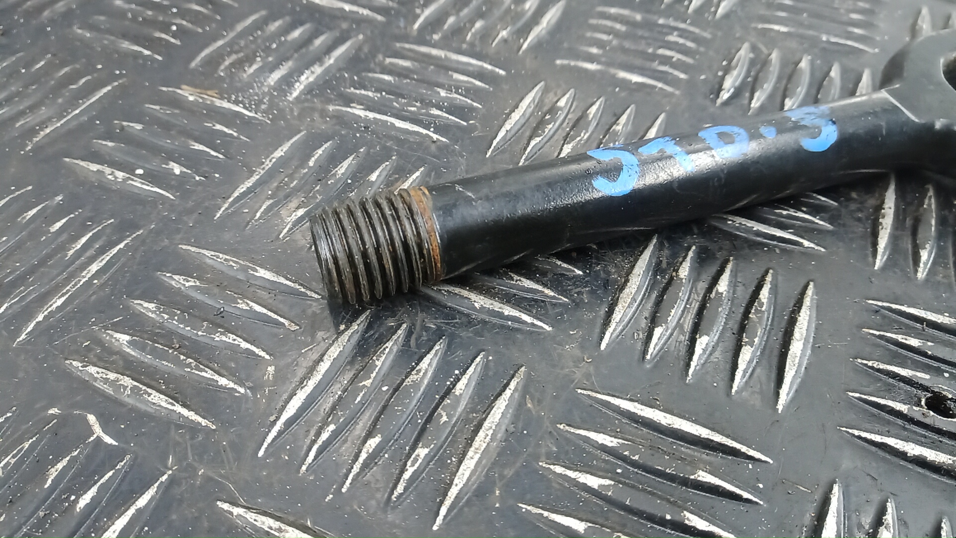 Крюк буксировочный