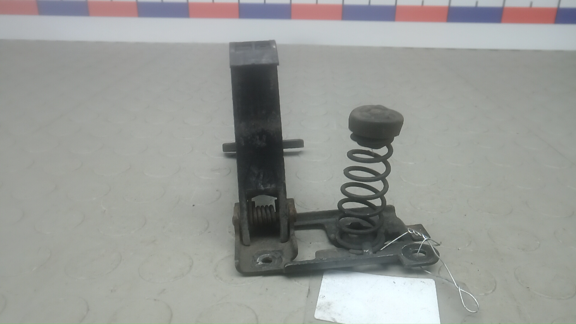 Замок капота