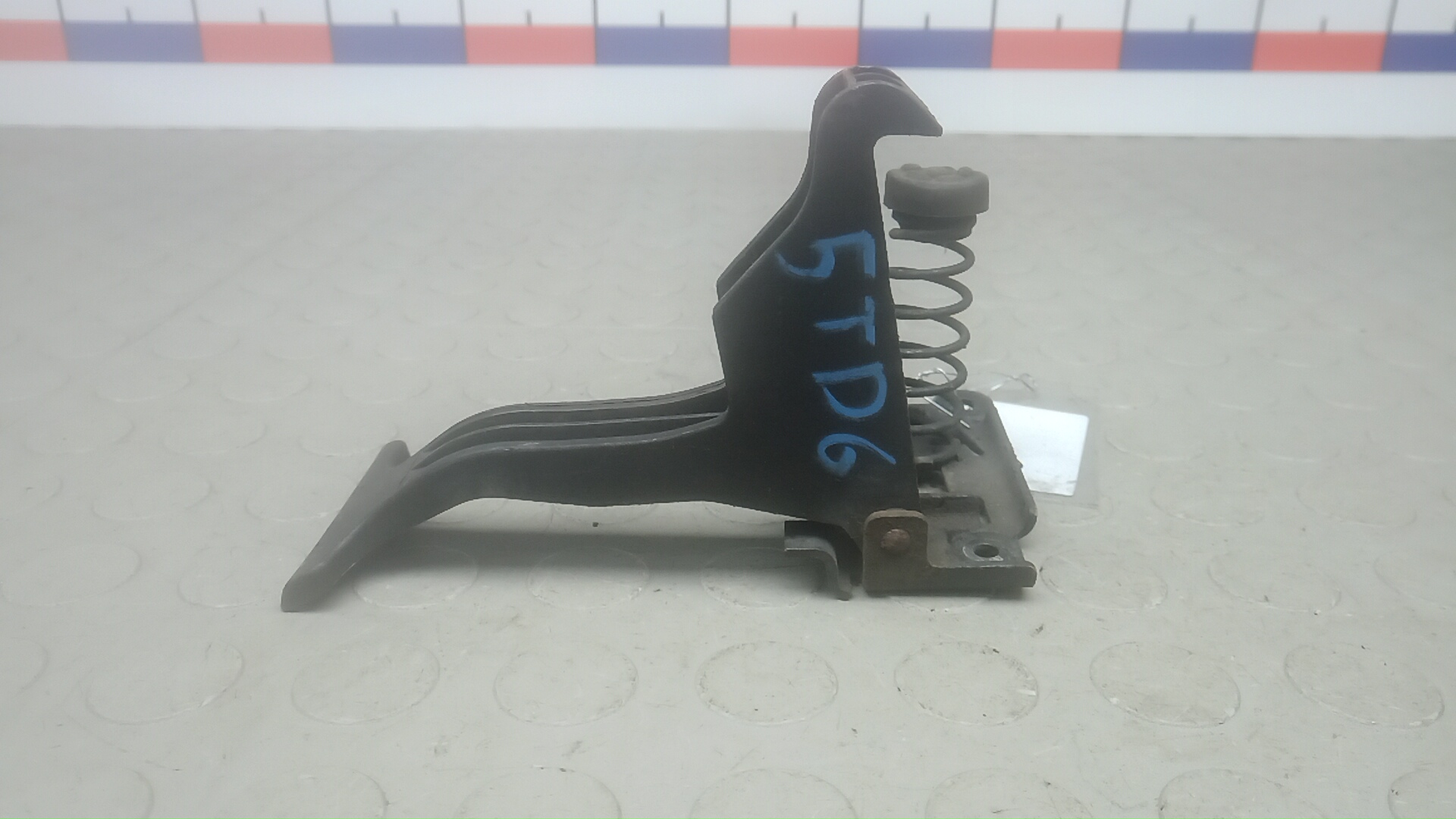 Замок капота