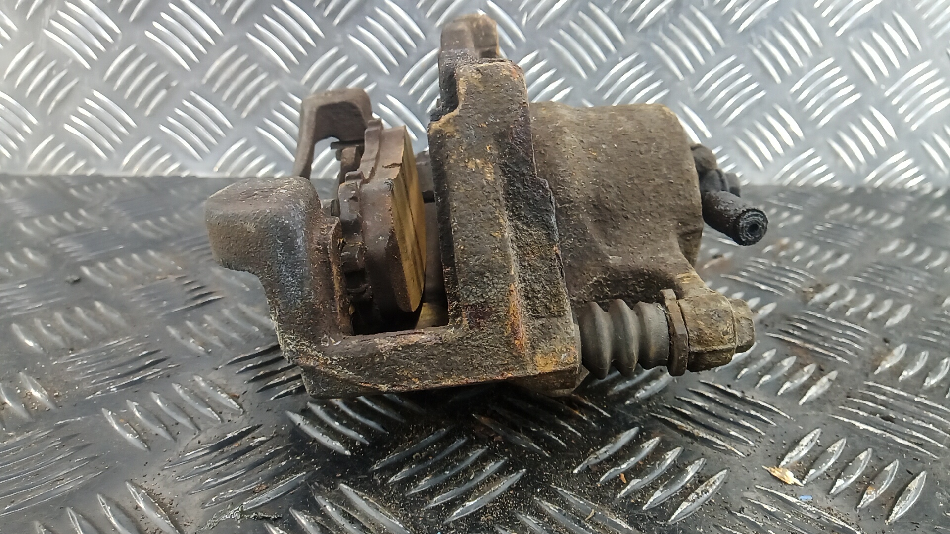 Суппорт передний левый