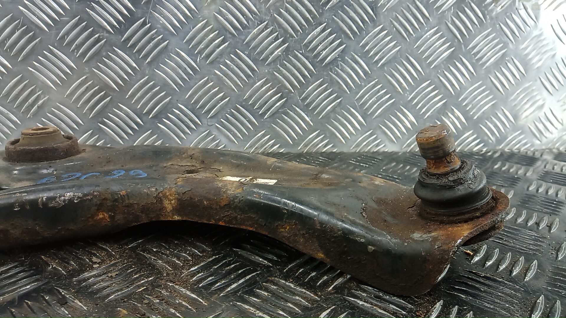 Рычаг передний нижний левый