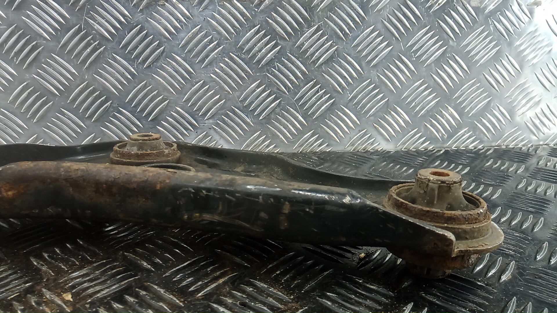 Рычаг передний нижний левый