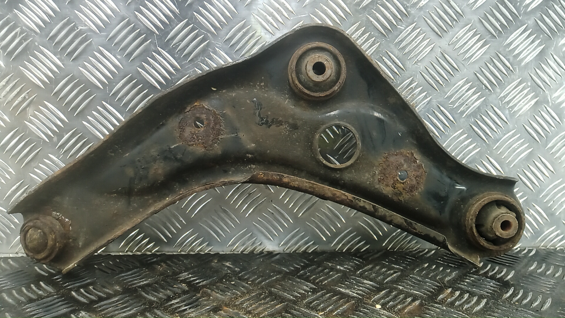 Рычаг передний нижний левый