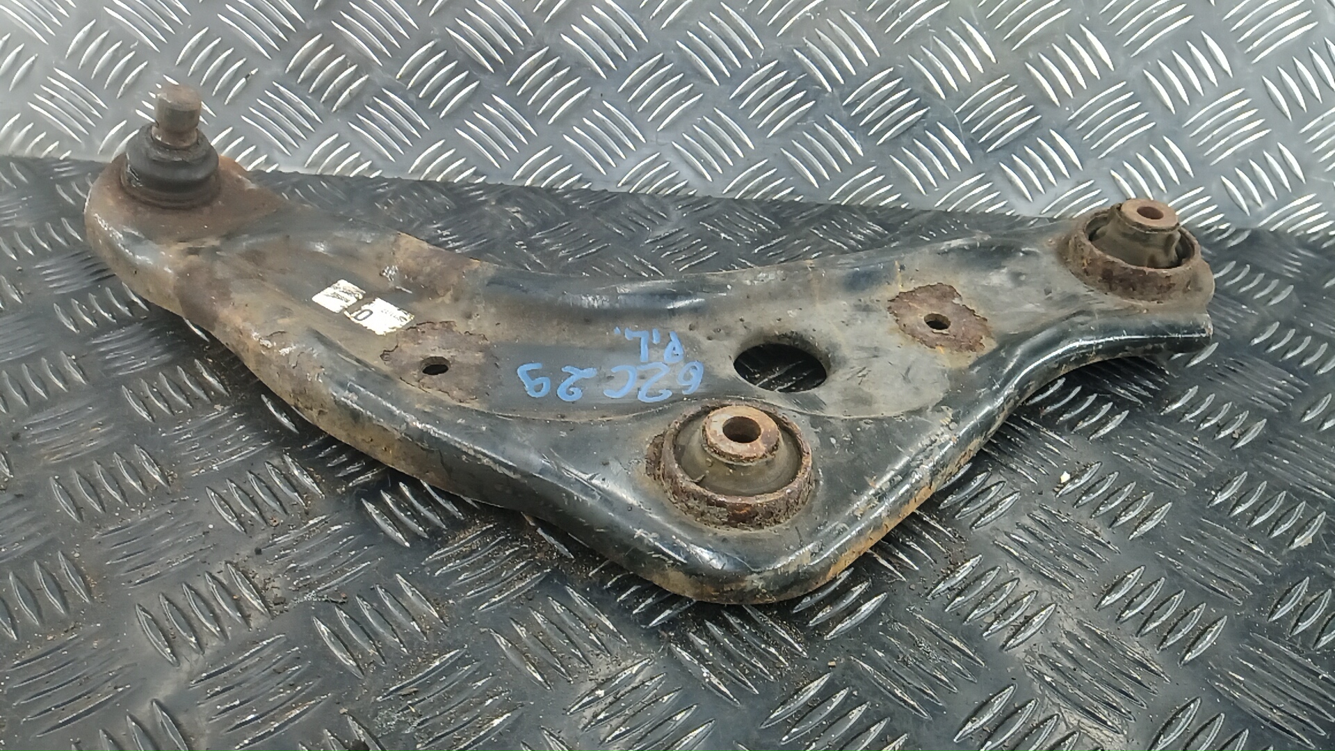 Рычаг передний нижний левый