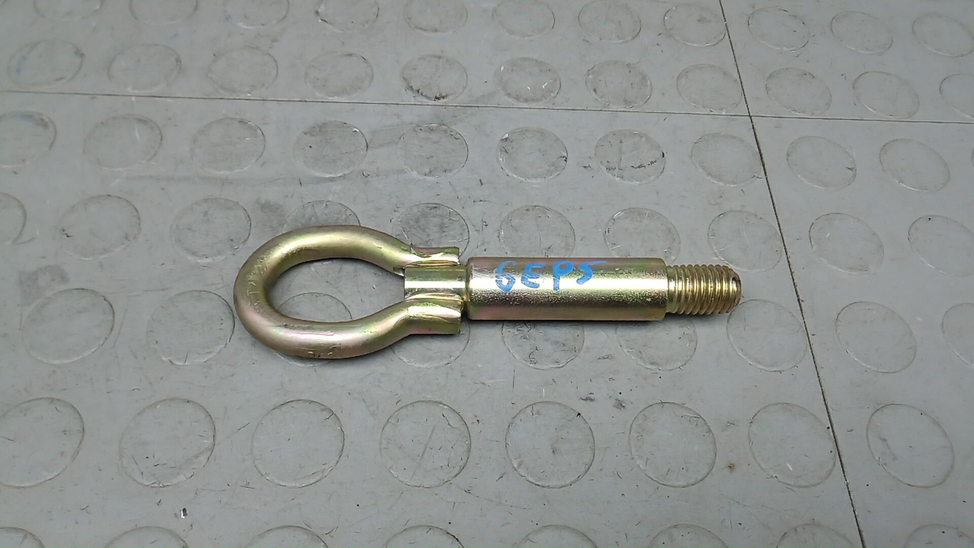 Крюк буксировочный