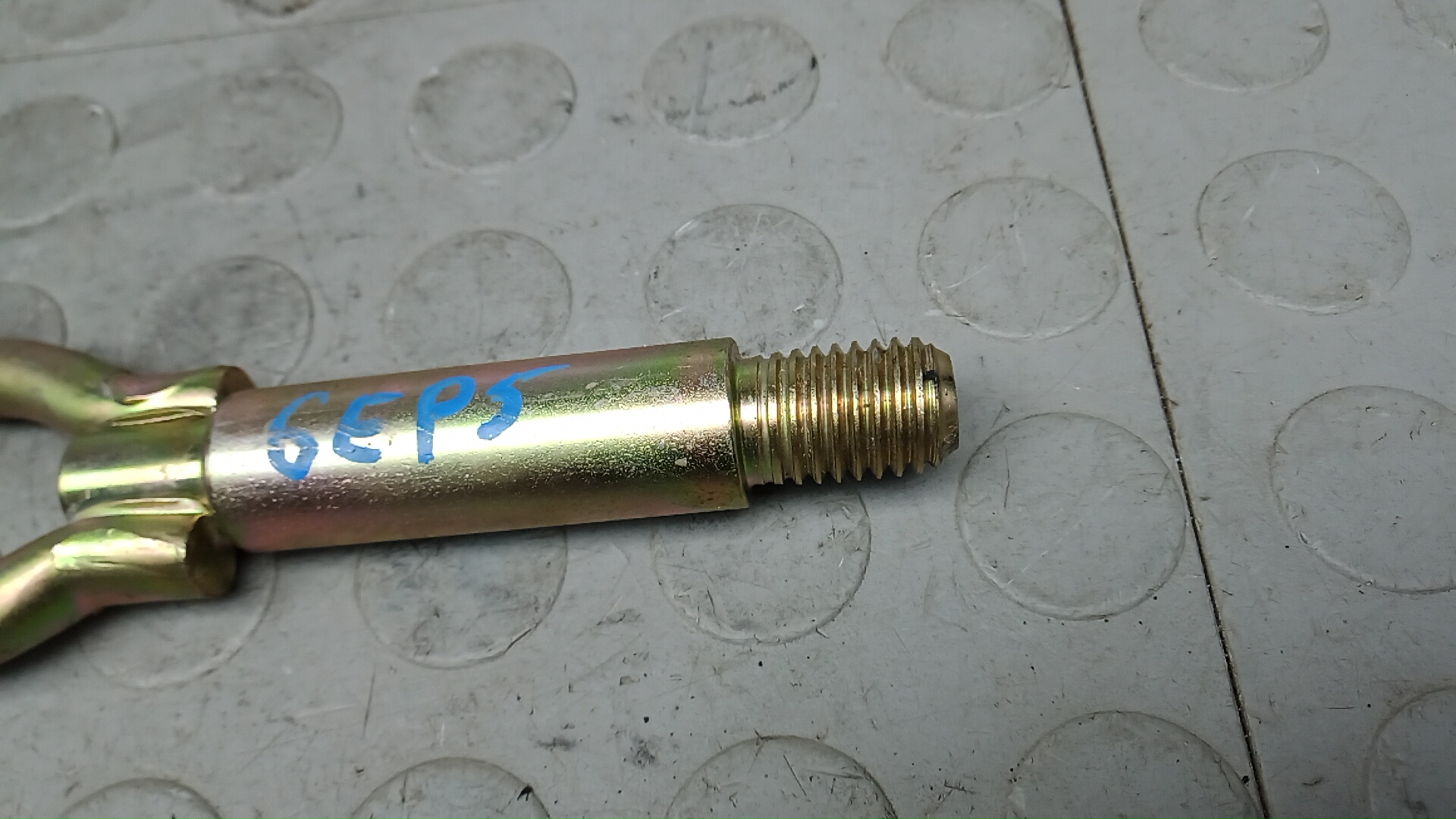 Крюк буксировочный