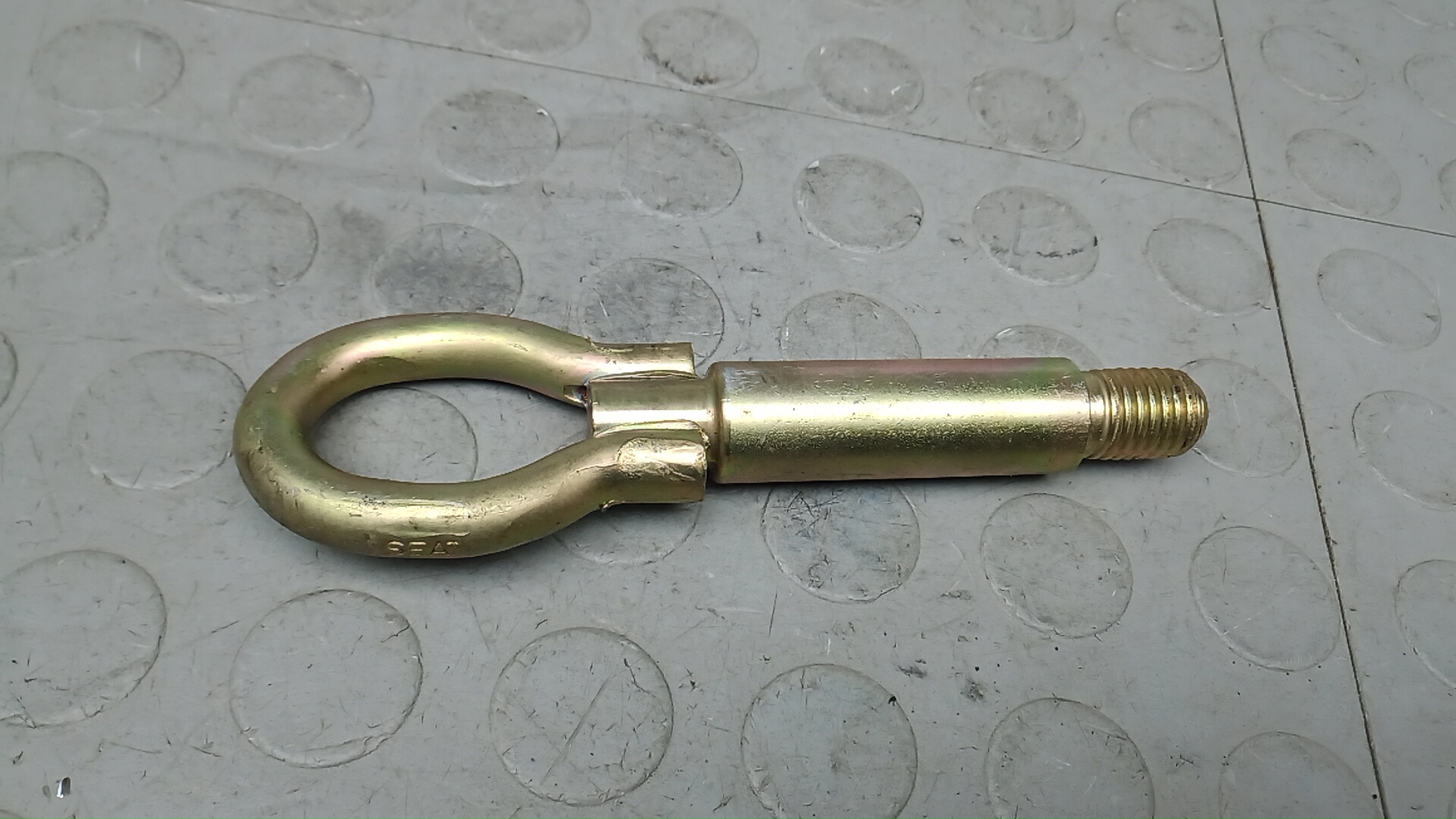 Крюк буксировочный