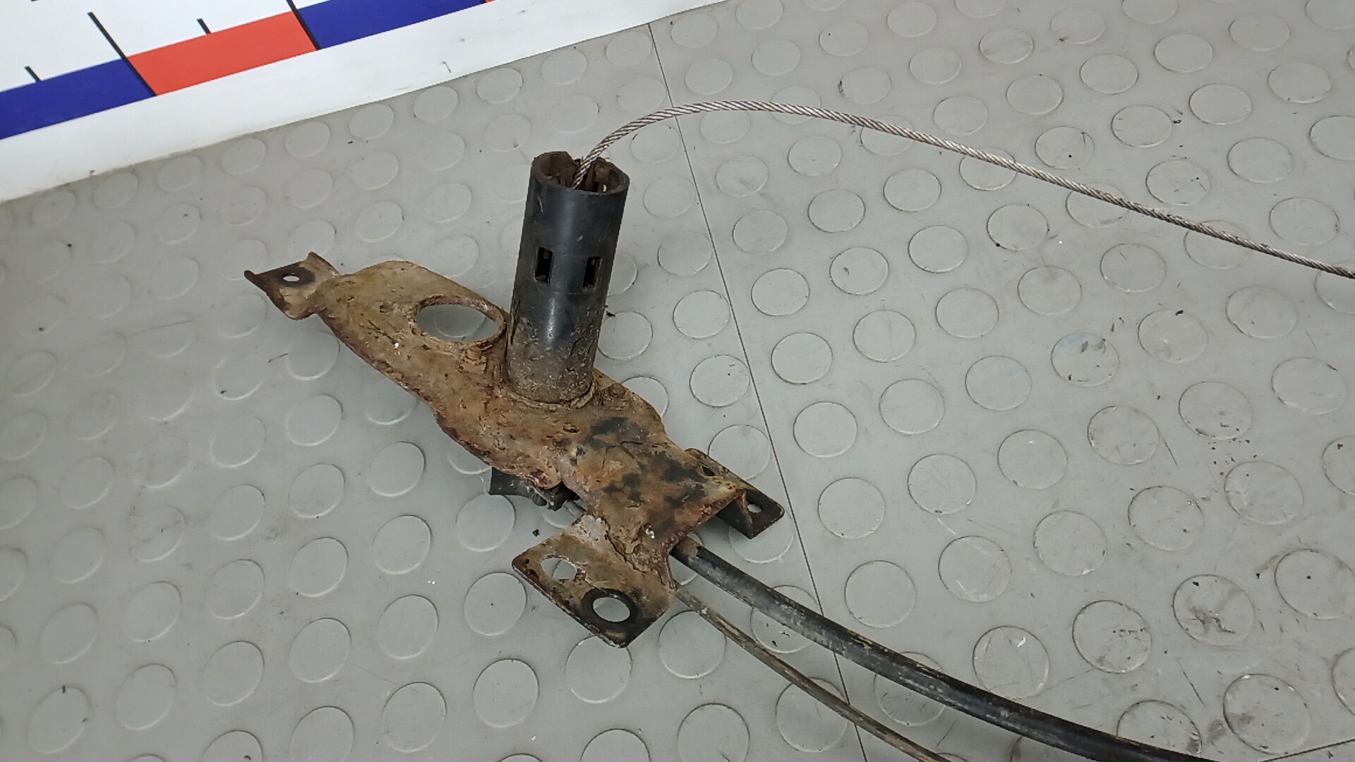 Механизм подъема запасного колеса