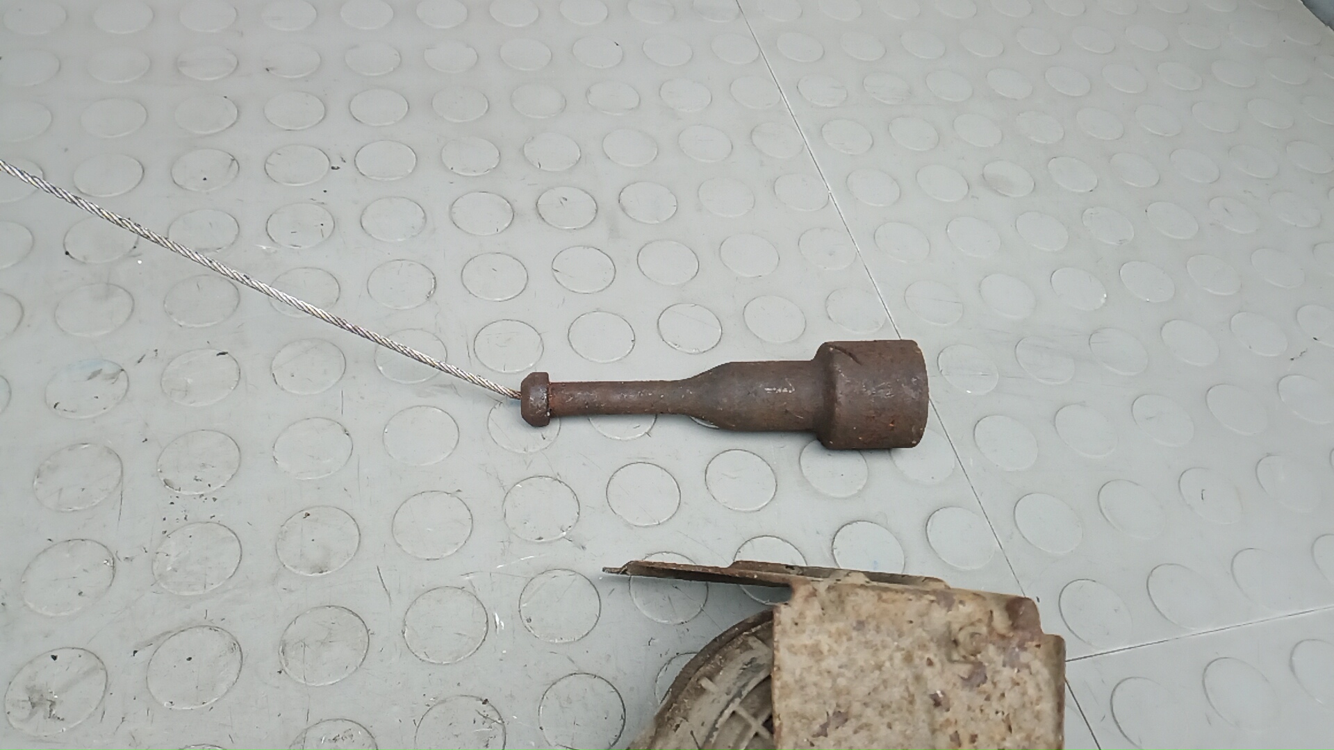 Механизм подъема запасного колеса