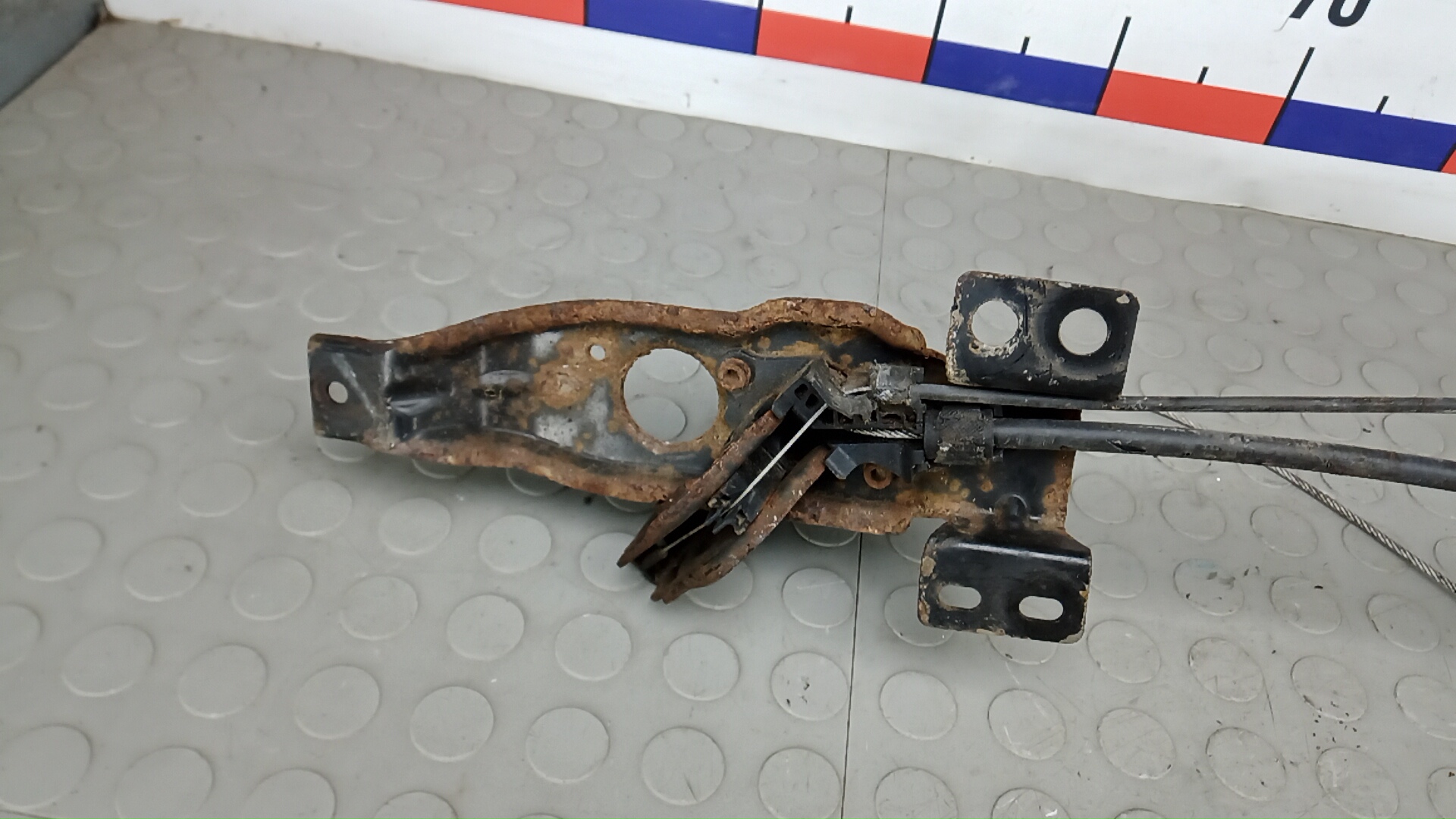 Механизм подъема запасного колеса