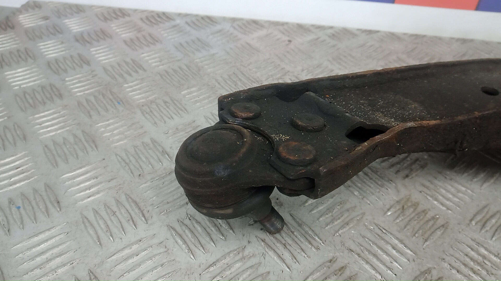 Рычаг передний нижний правый