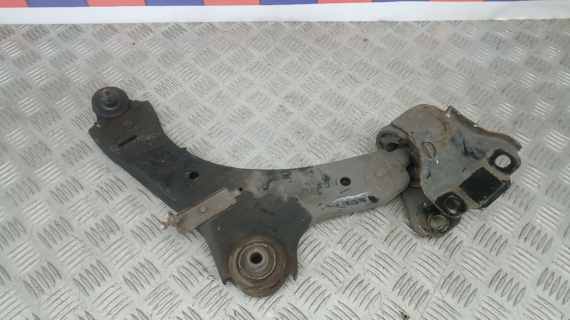 Рычаг передний нижний правый