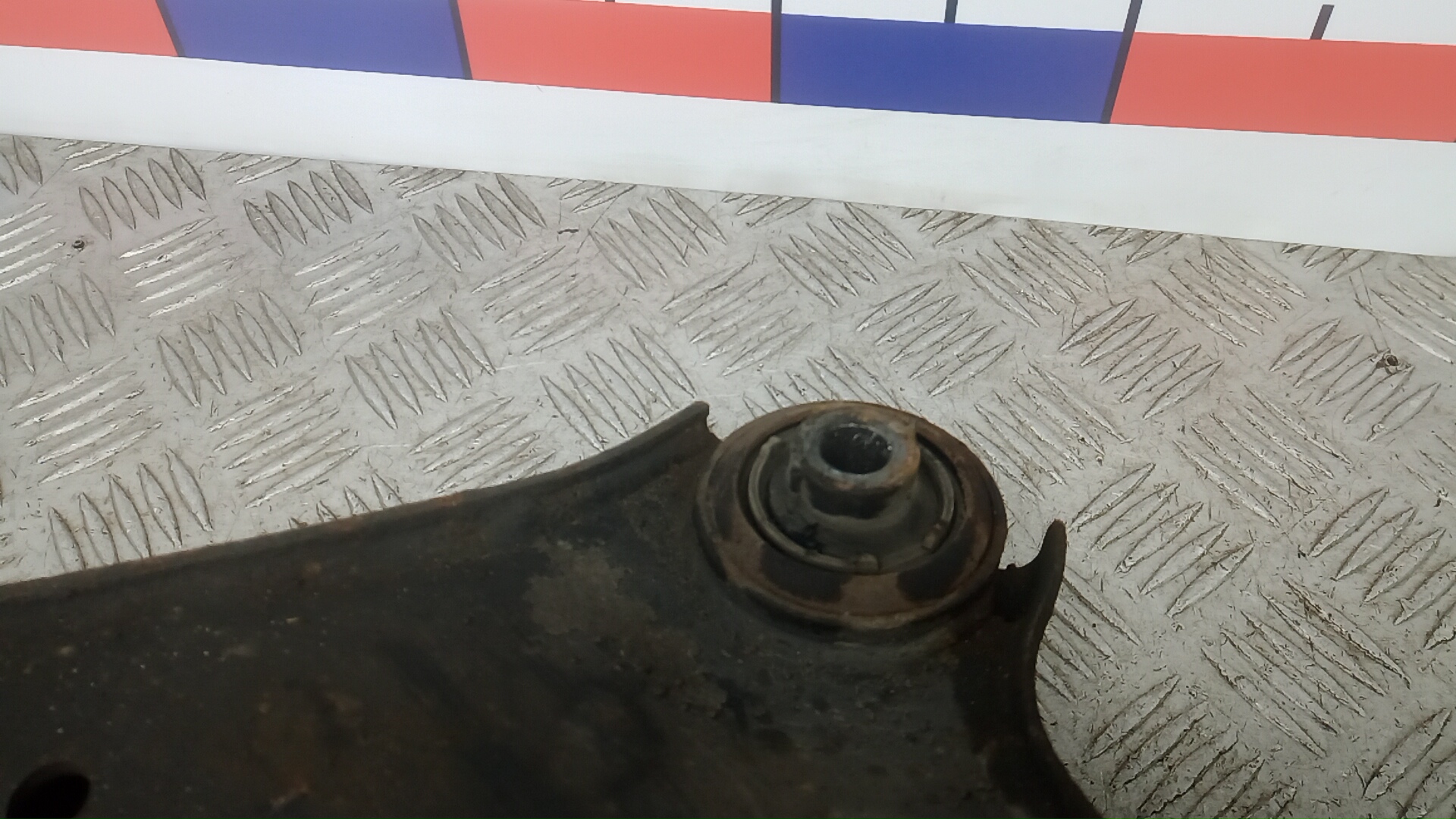 Рычаг передний нижний правый