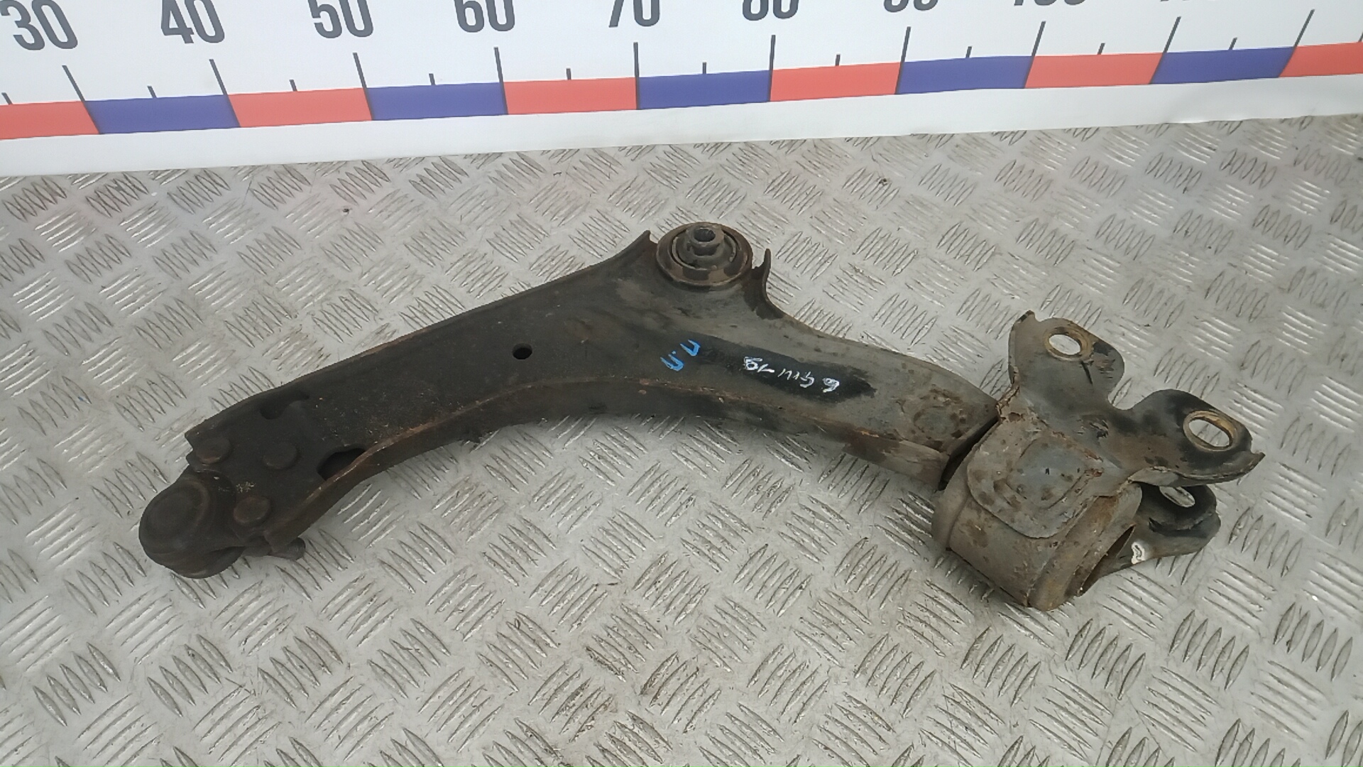 Рычаг передний нижний правый