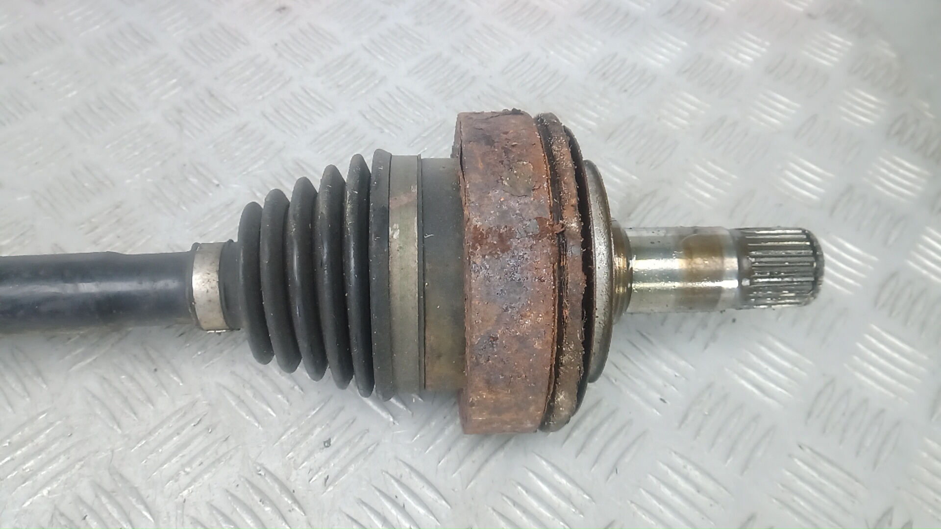 Полуось задняя левая