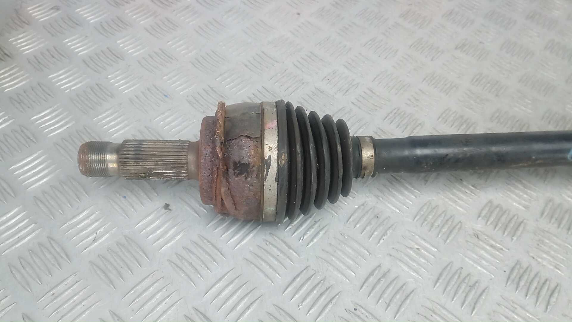 Полуось задняя левая